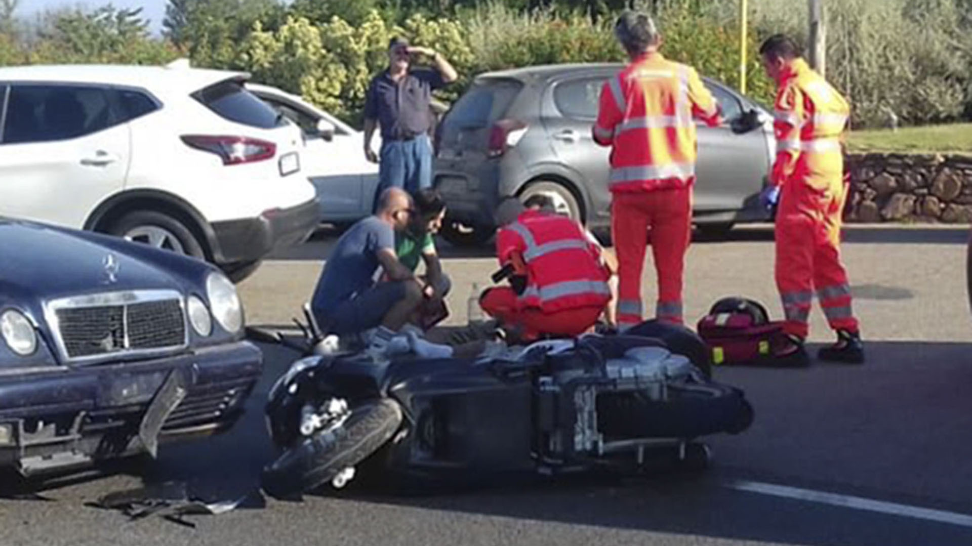 George Clooney fue atendido en asfalto de la carretera. (Grosby Group)