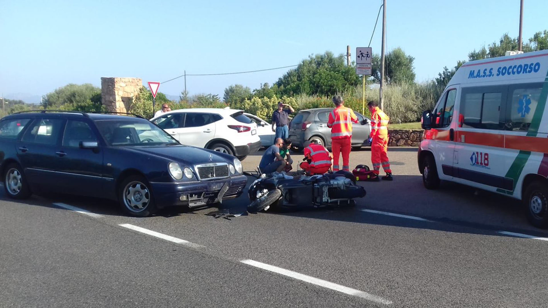 Una unidad de emergencias aguarda para trasladarlo al hospital Juan Pablo II de Cerdeña. (Grosby Group)