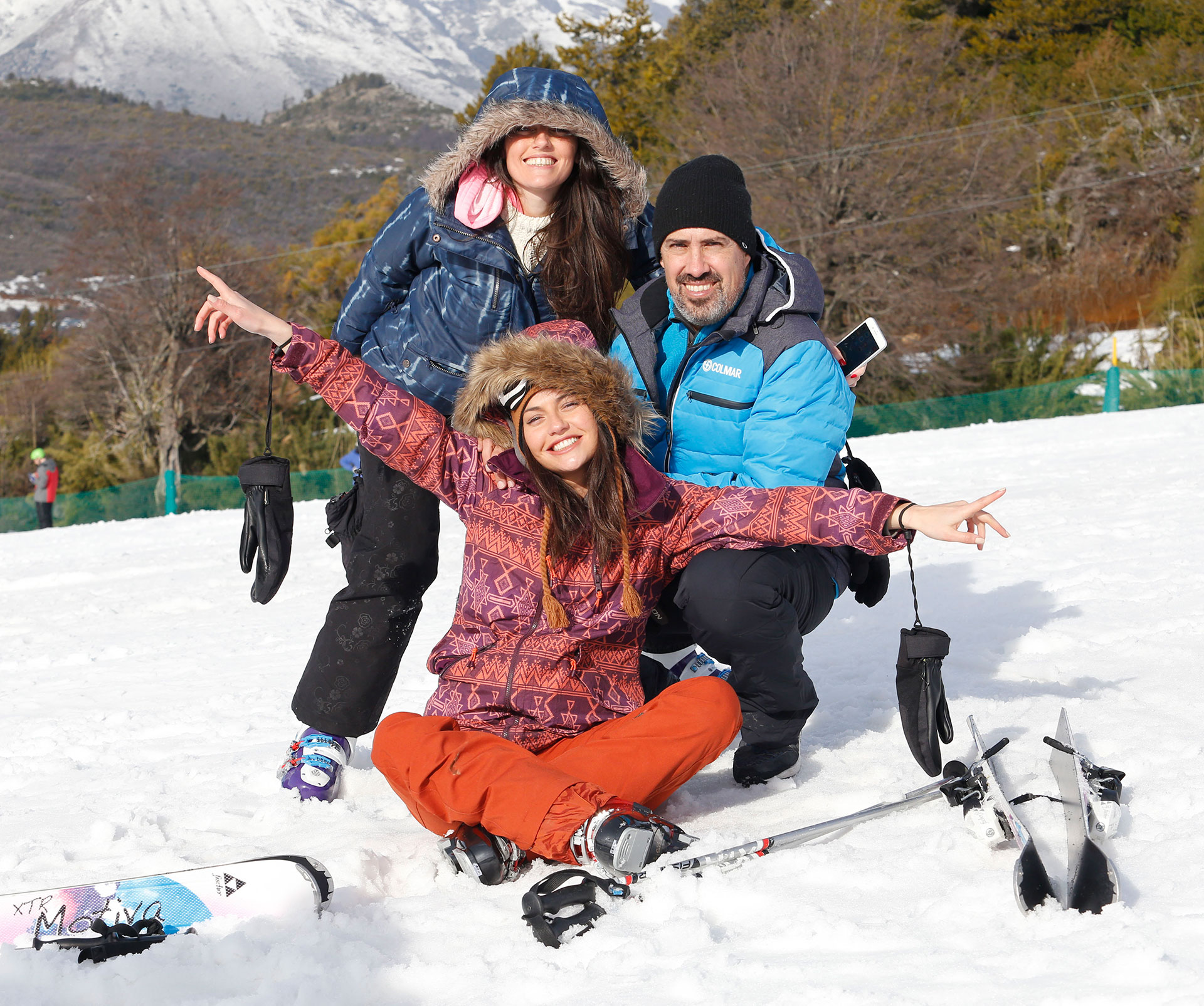 Sofía Jiménez y su hermana Inés posan junto a Charly Ronco.
