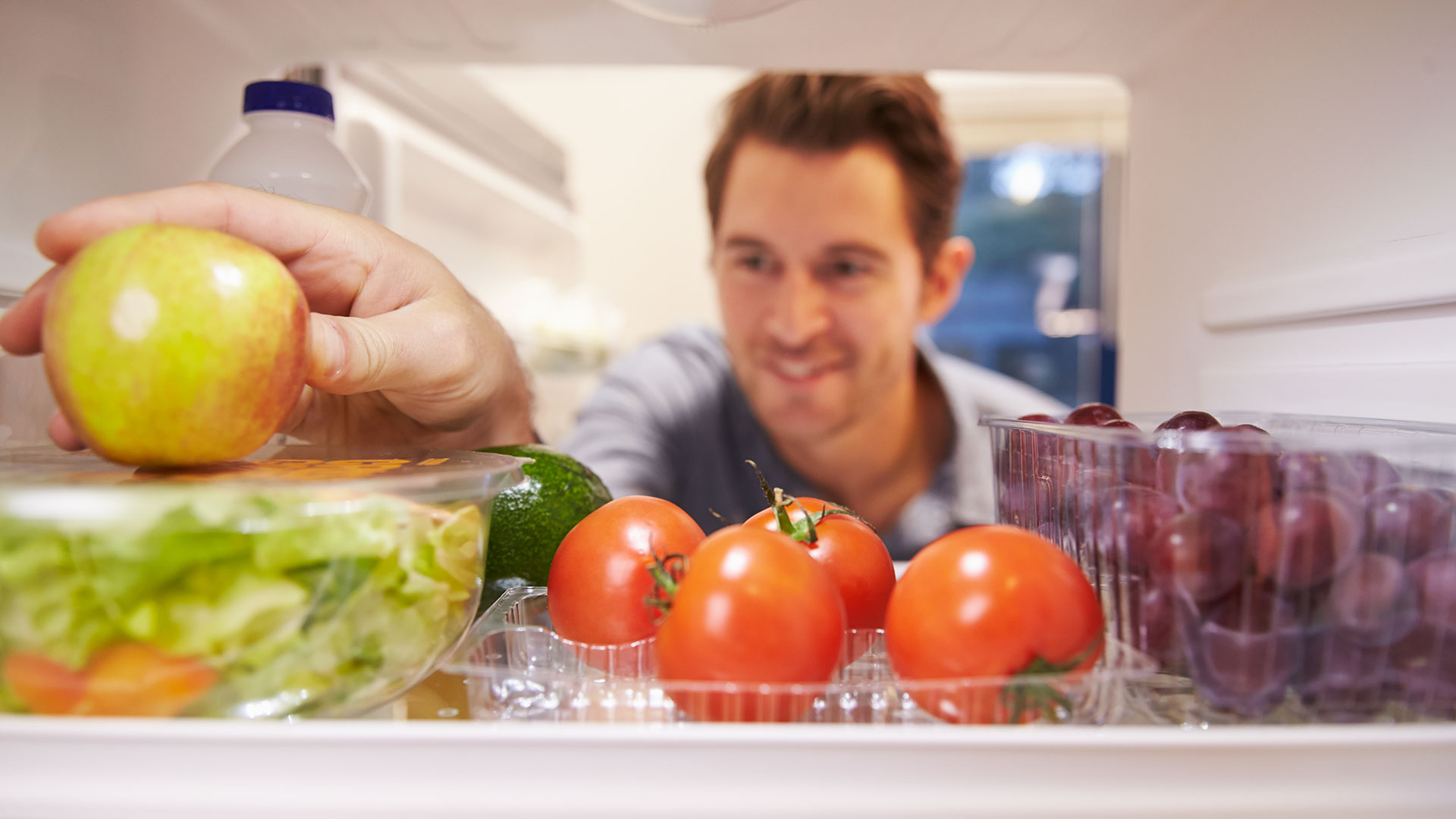 Aunque parezca lo contrario, el hombre cumple más a la hora de reducir alimentos (Getty Images)