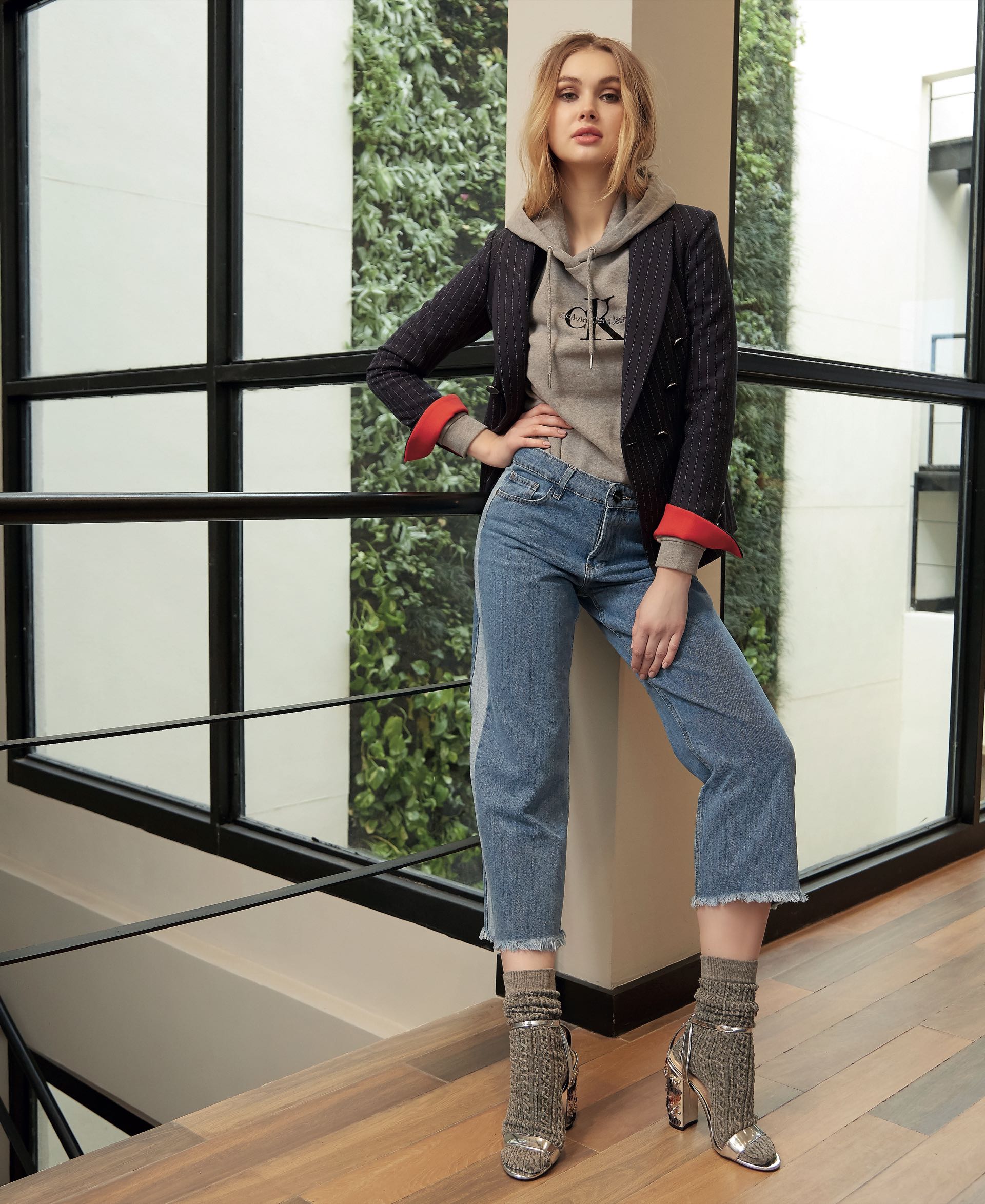 Blazer rayado (antes $ 6.600, AHORA $ 3.960, Carmela Achaval), buzo con capucha (antes $ 3.372, AHORA $ 2.360, Calvin Klein), jean desflecado y con recorte (antes $ 1.490, AHORA $ 1.390, Koxis), medias de lana (Medias Mora) y sandalias de charol con aplique de piedras en el taco (antes $ 2.099, AHORA $ 1.299, Aldo en Falabella). (Fotos: Marcello Molinari/ Para Ti)
