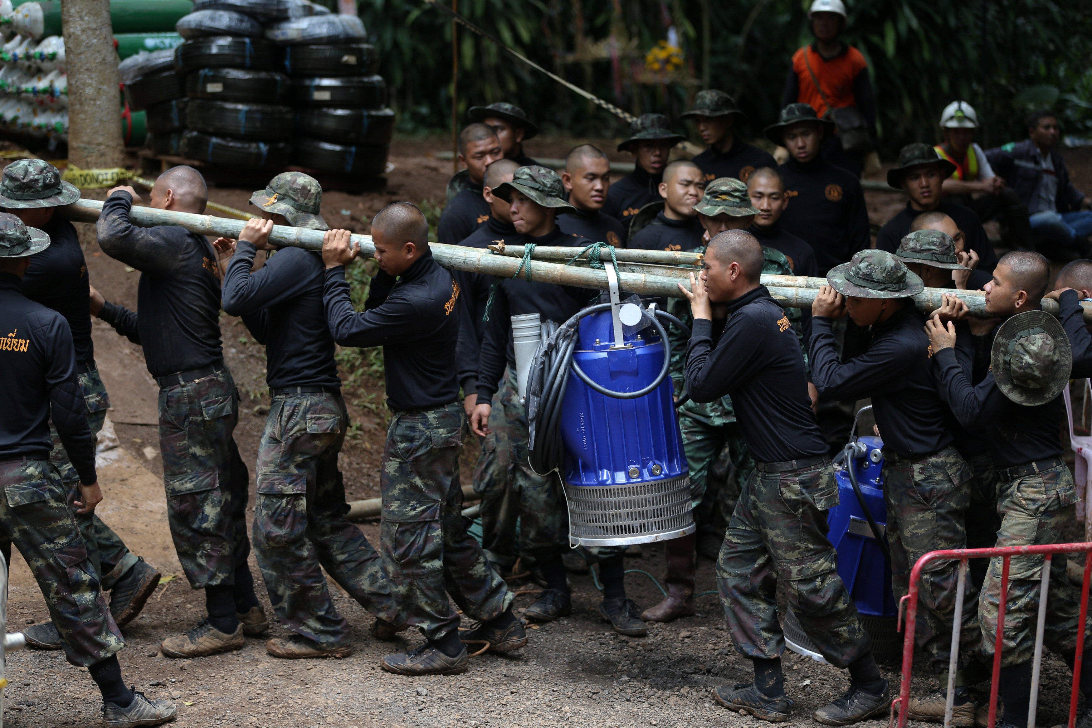 Soldados tailandeses transportan, el 6 de julio, parte del equipo utilizado para rescatar a 12 niños que quedaron atrapados en una cueva de la provincia de Chiang Rai