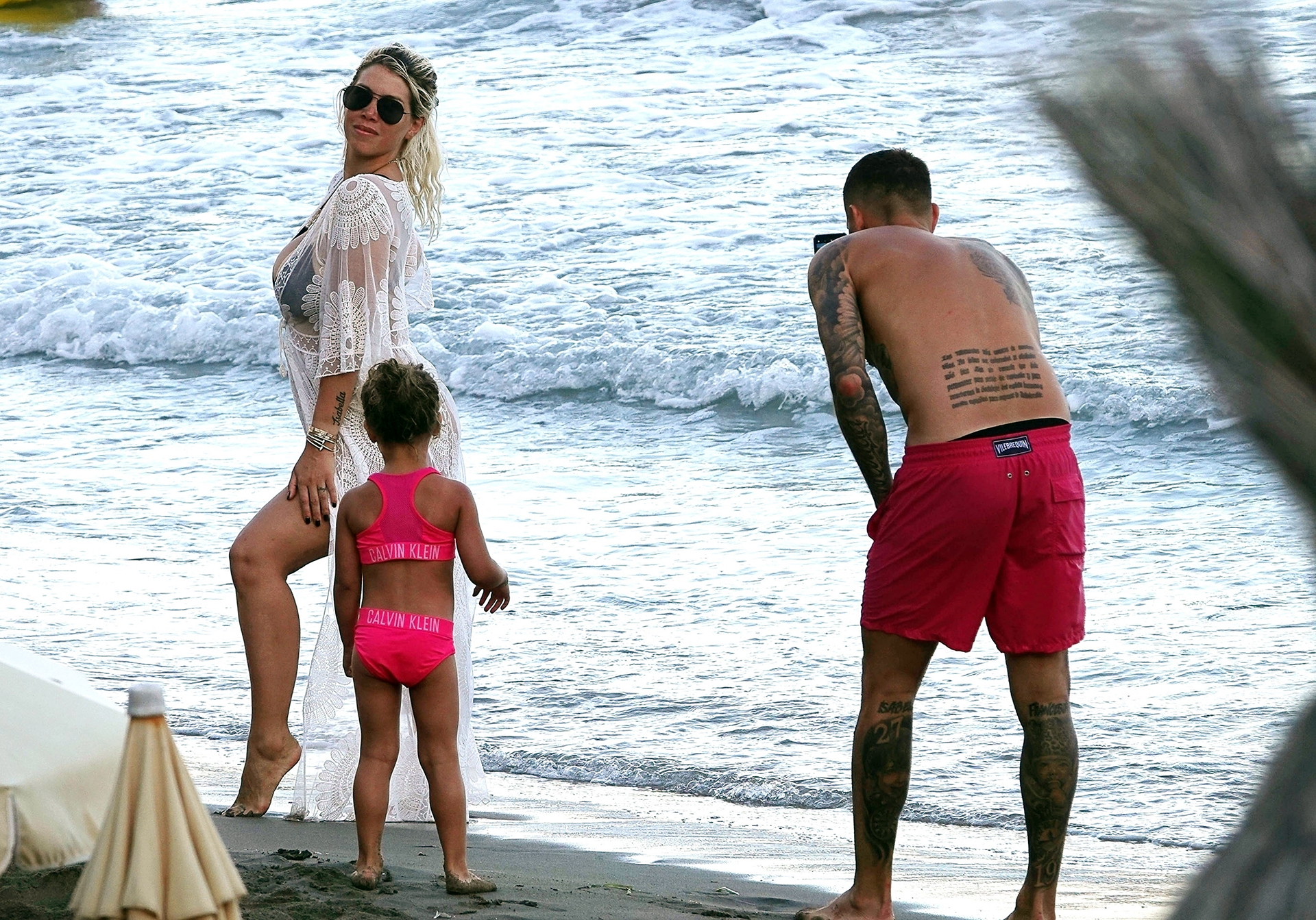 Mauro le saca una foto a Wanda en la playa. La pequeña Francesca observa cómo posa su mamá (Photo © 2018 Backgrid UK/The Grosby Group / Spain: Lagencia Grosby)