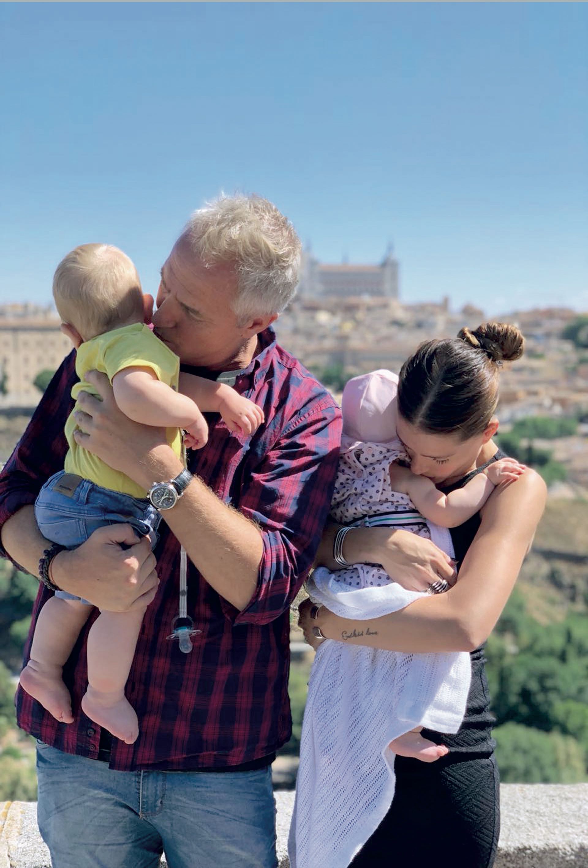 Marley y Eugenia “la China Suárez” con sus hijos, Mirko y Magnolia, en España (Foto: revista Gente)