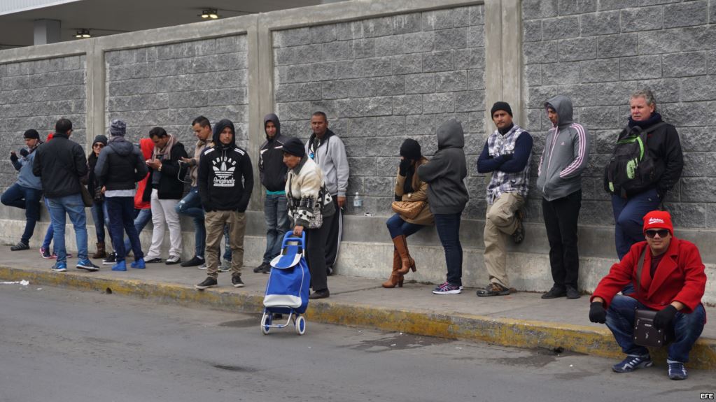 Un grupo de ciudadanos cubanos espera en la línea fronteriza de Nuevo Laredo (México) con territorio estadounidense (Archivo de Martí Noticias, 2017)