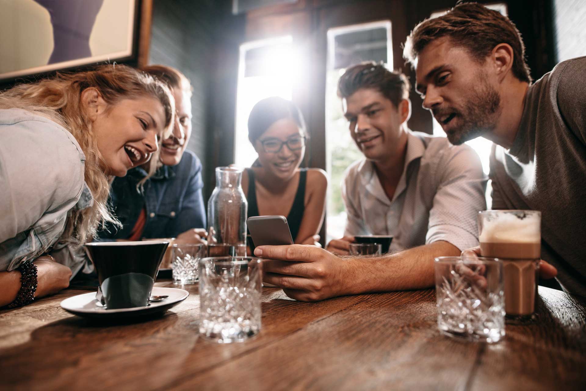 Es mejor que se establezcan limites en los medios de comunicación, como el uso de celular, y entre amigos (Foto: Especial)