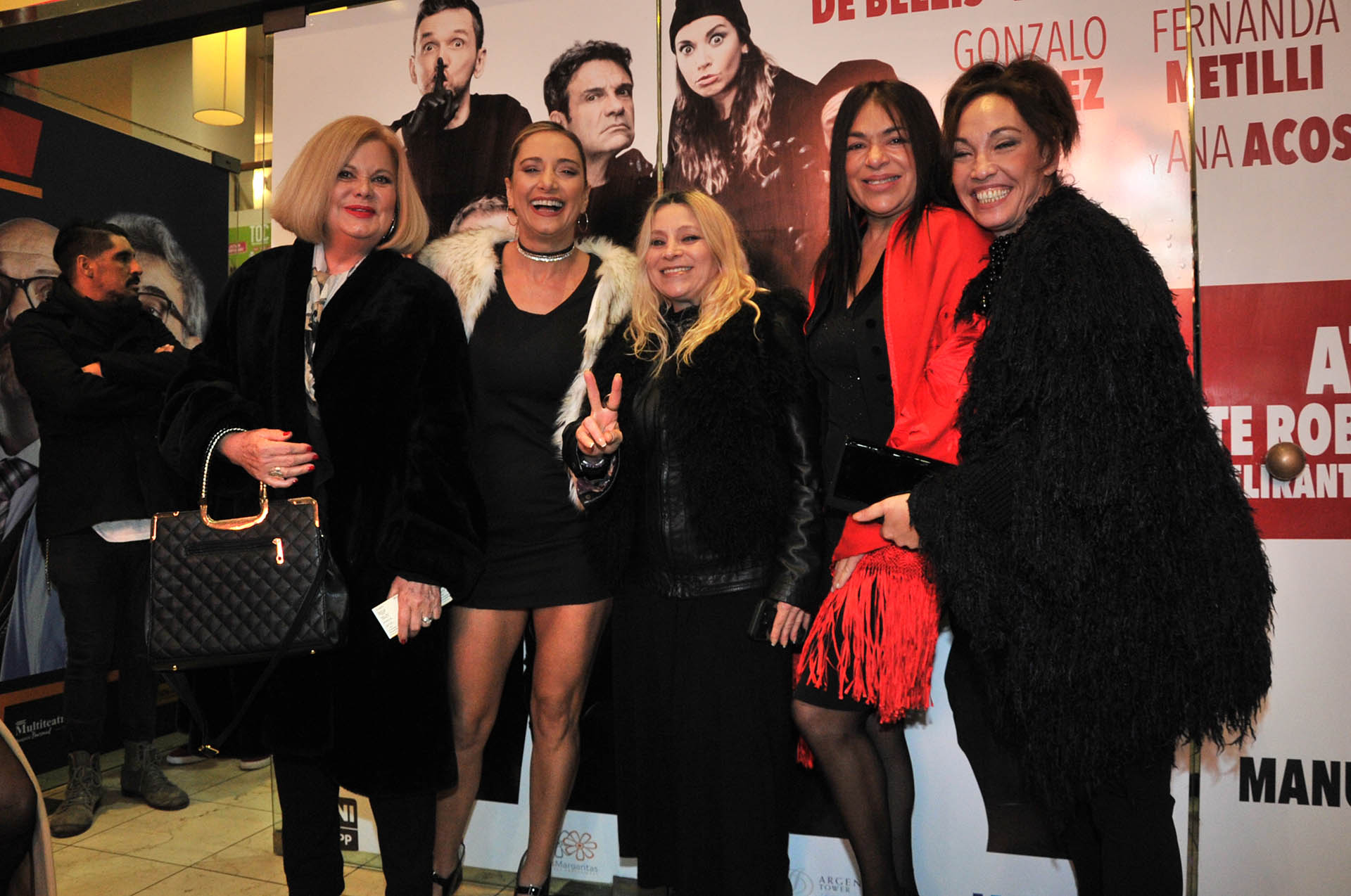 Marta González, Andrea Ghidone, Divina Gloria, Claribel Medina y Ernestina Pais en el estreno de la obra “Chorros” (Teleshow)