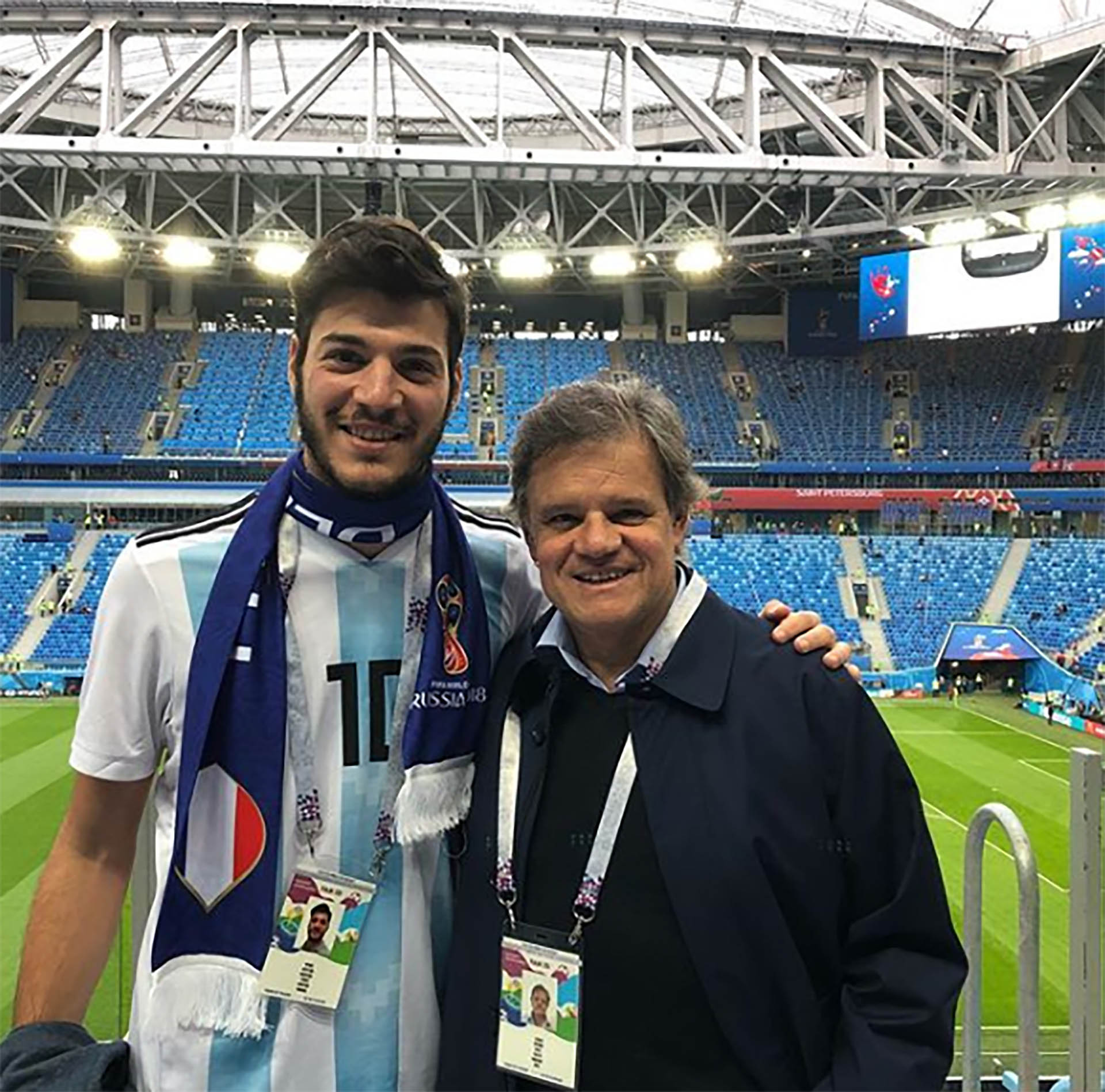 Desde Rusia, Quique Sacco posó con Agustín Funes, el hijo de Débora Pérez Volpin. El periodista tiene un fuerte vínculo con el hijo de su pareja que murió hace cinco meses (Instagram)