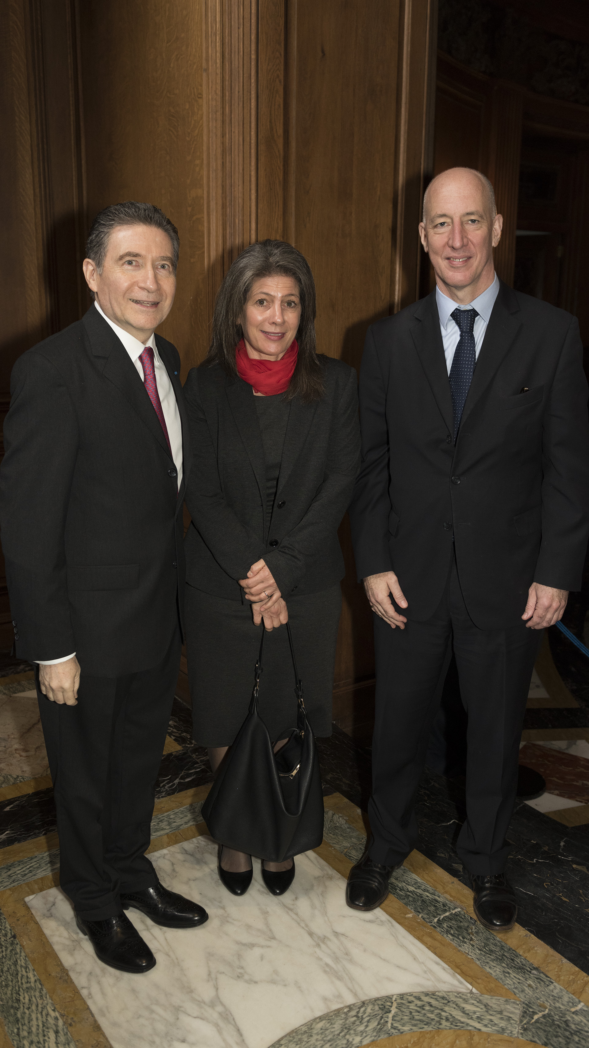 El embajador británico Mark Kent y su mujer Martine