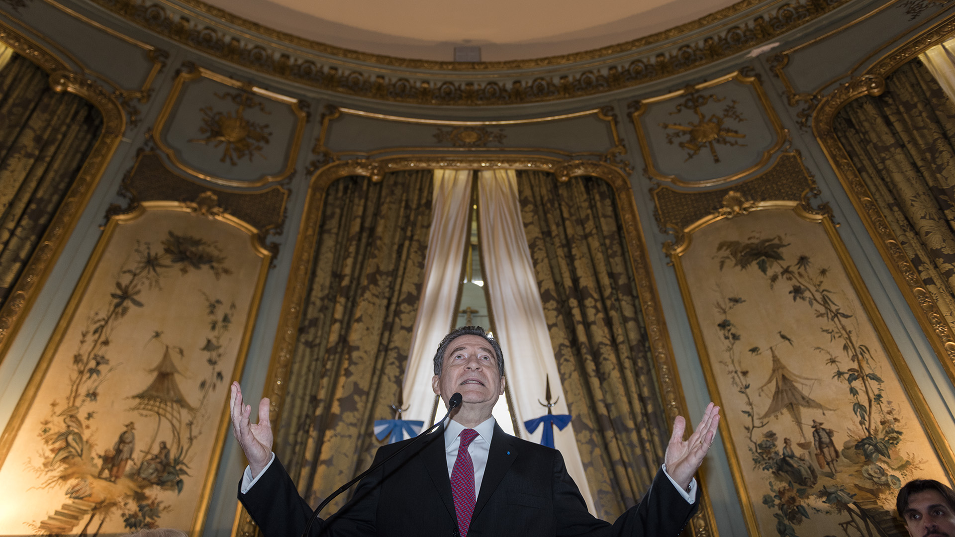 El embajador durante su discurso