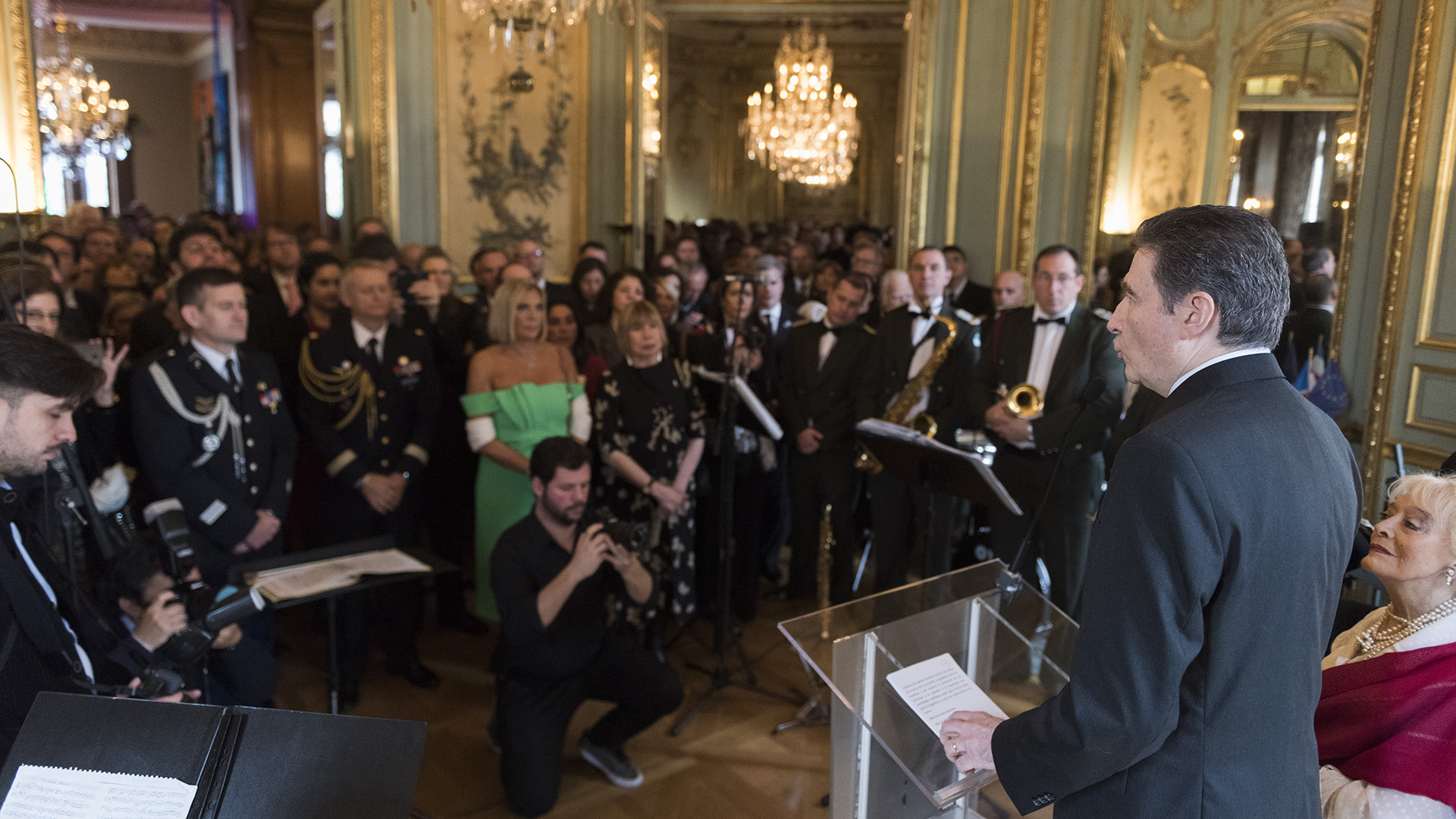 Los invitados en uno de los imponentes salones de la embajada de Francia