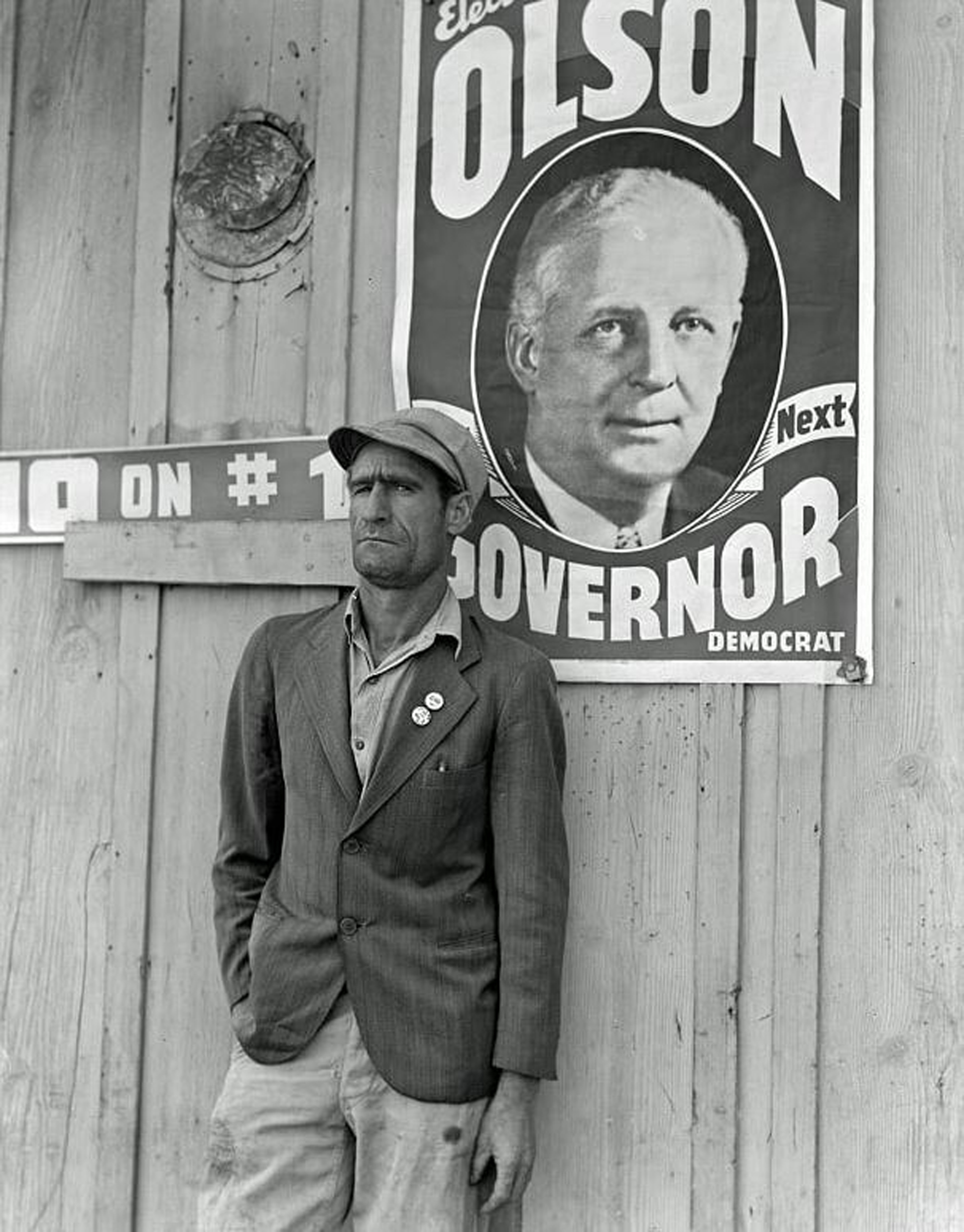 Dirigente de los huelguistas durante la huelga de los cosechadores de algodón. “Vote NO en el numero 1” se refiere a la propuesta de ley anti piquetes (Kern County, California, noviembre 1938)