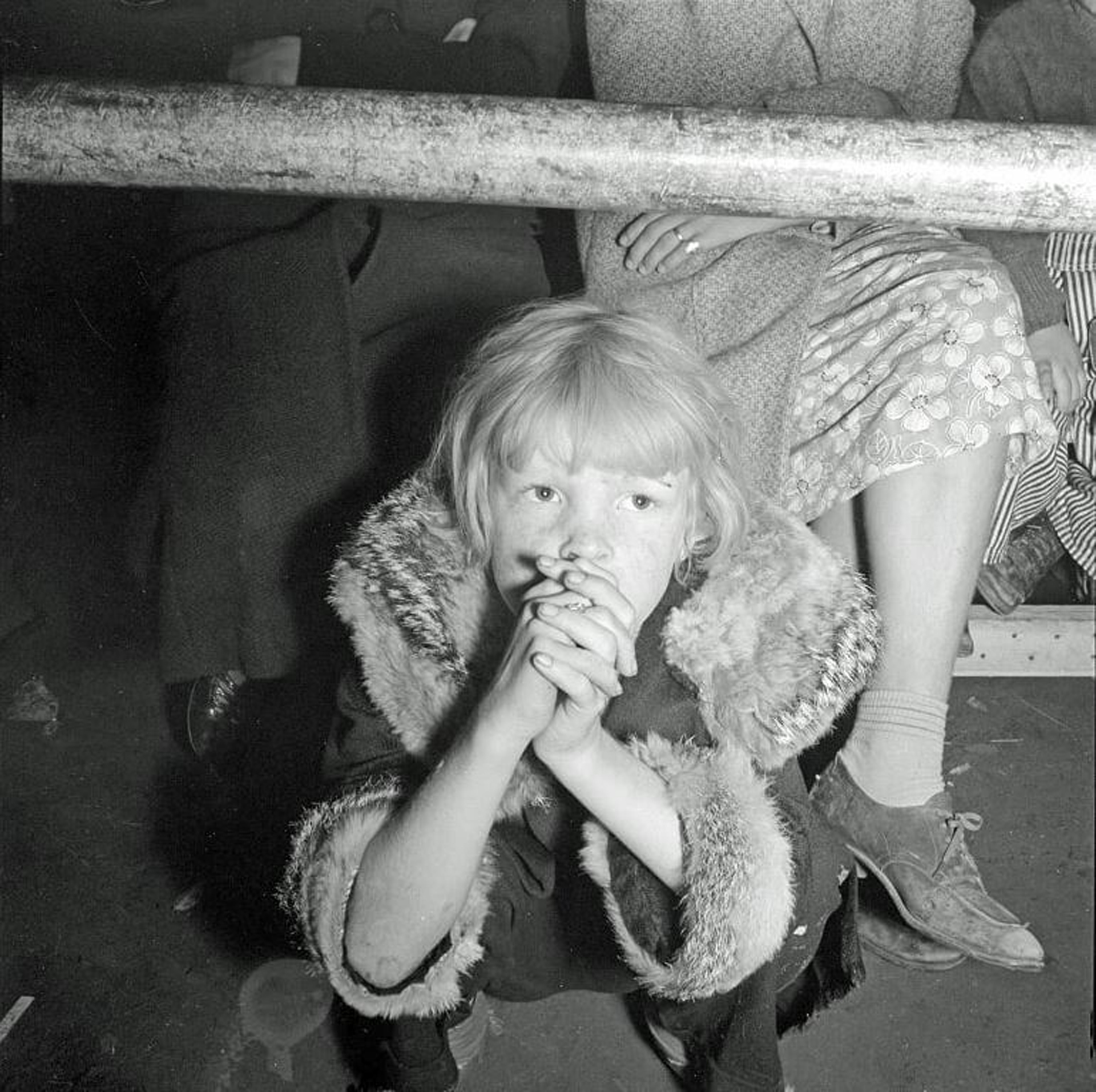 Un hijo de cosechadores de algodón escucha los discursos durante una asamblea de los huelguistas (Kern County, California, noviembre 1938)