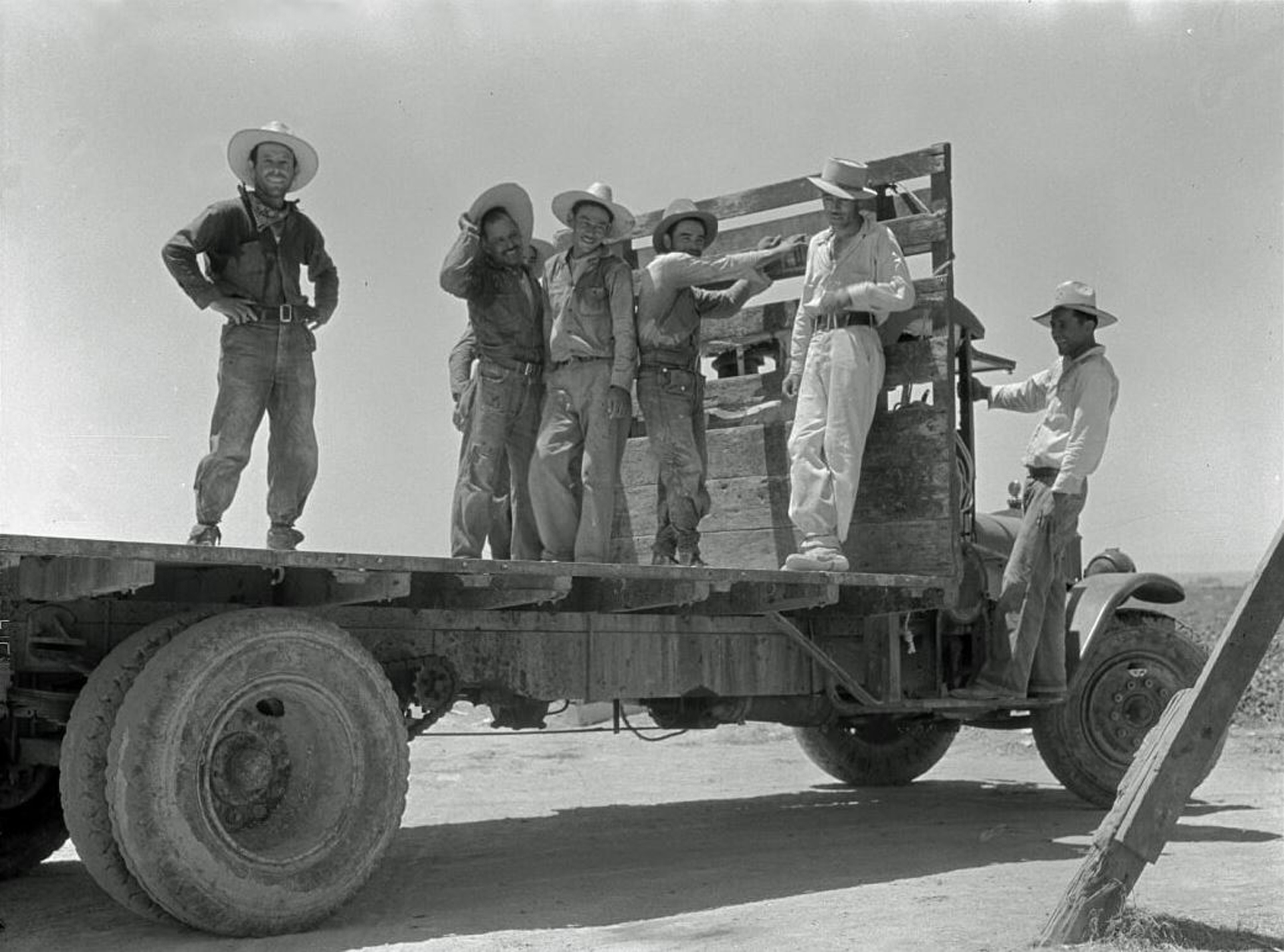 Trabajadores mexicanos que van hacia las plantaciones de sandías (Imperial Valley, Californian 1935, junio)