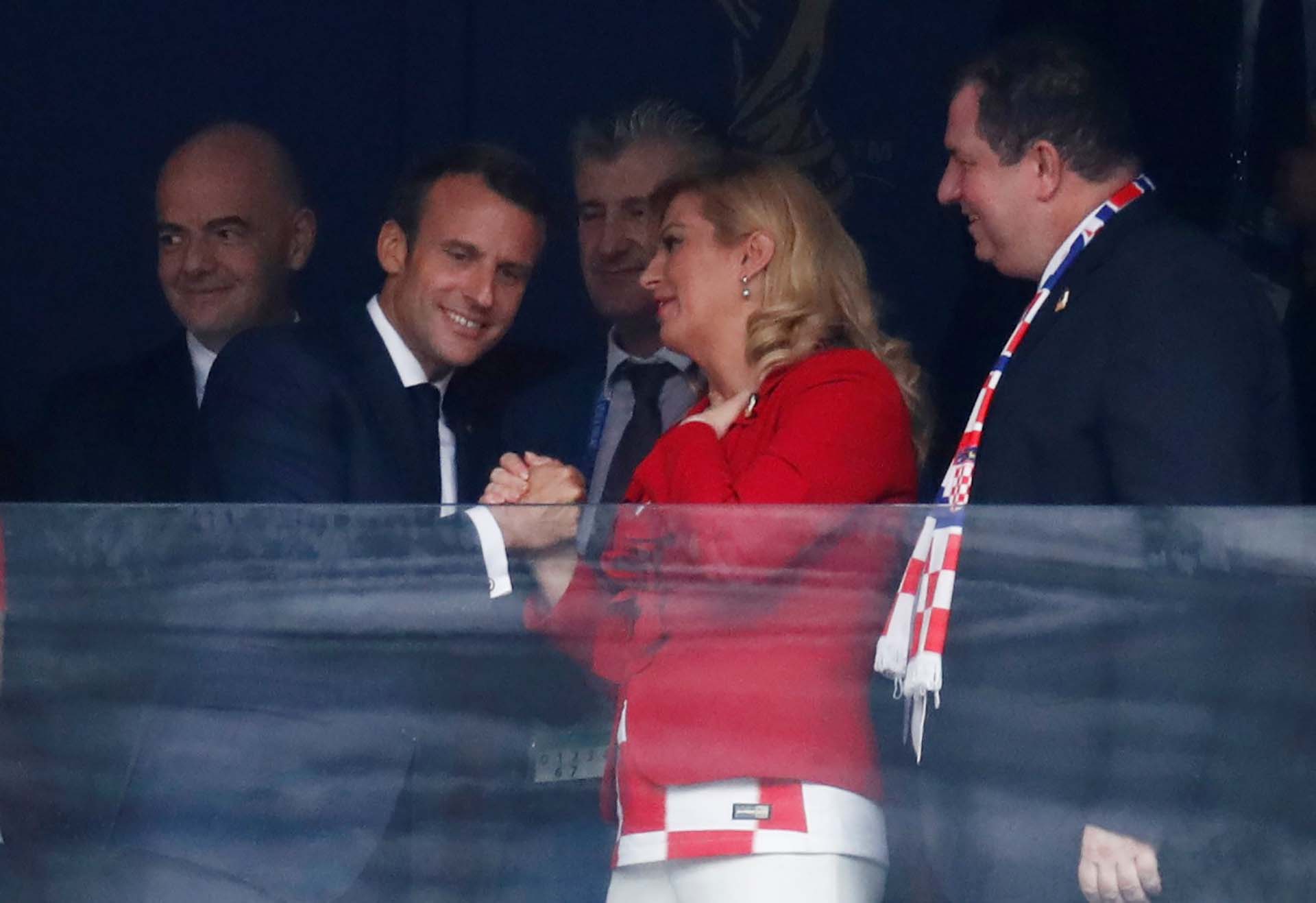 Los presidentes de Francia y Croacia se saludan