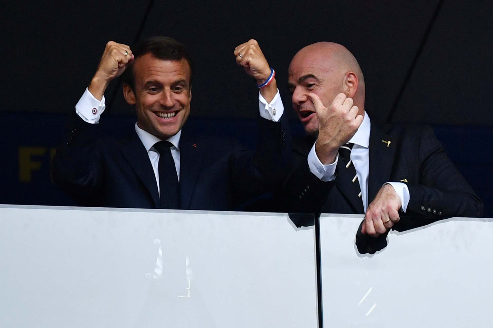 Macron festeja junto a Infantino