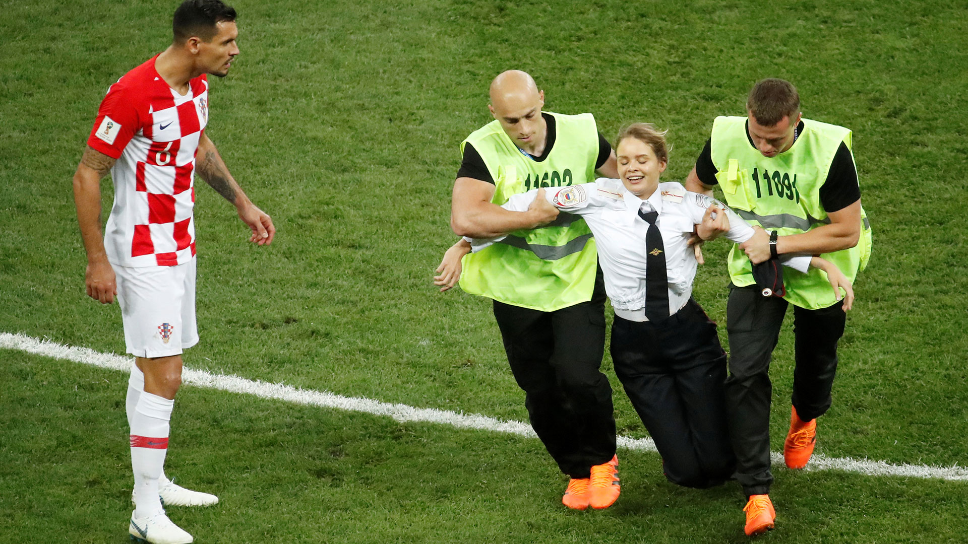 La invasión forzó a suspender momentáneamente el partido entre Croacia y Francia (Reuters)