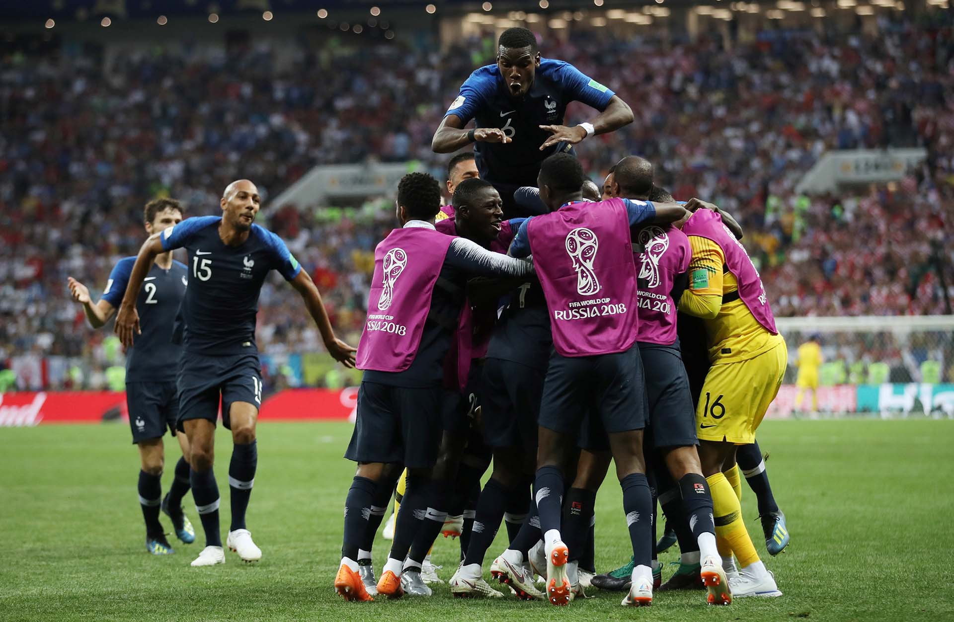 Brotaron las sonrisas, las lágrimas y los abrazos entre futbolistas y cuerpo técnico, quienes coronaron una campaña espectacular con el título más ansiado