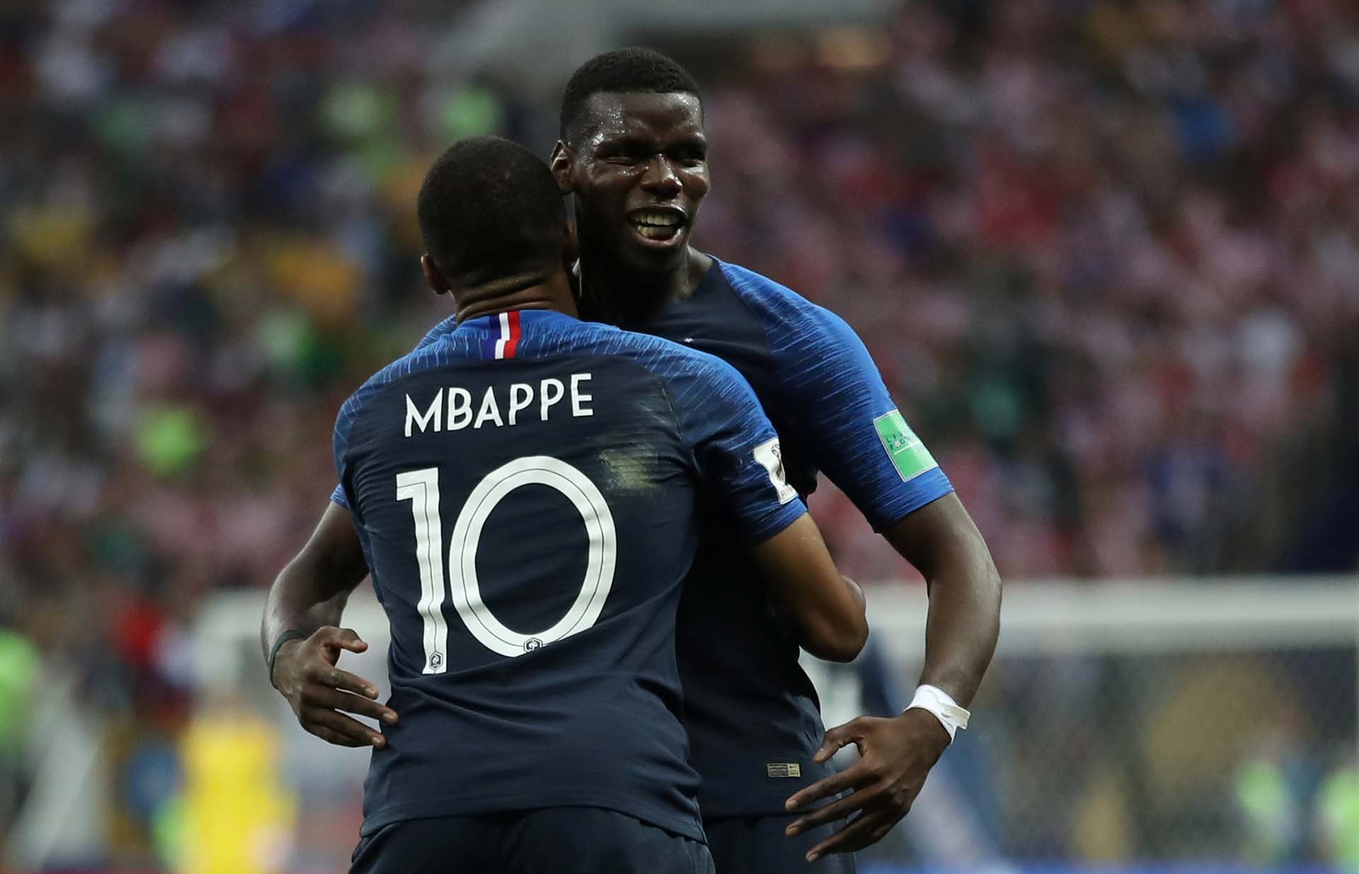 El abrazo de Mbappé y Pogba