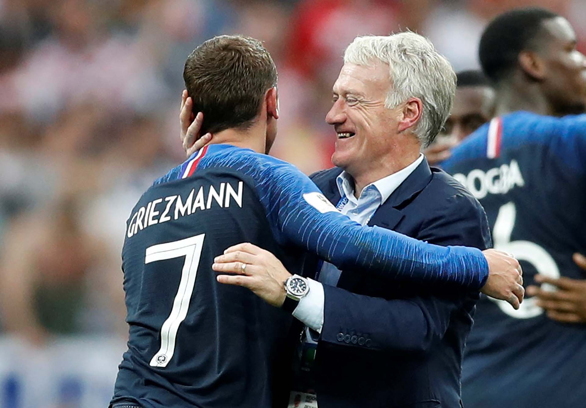 Griezmann y Deschamps se saludan