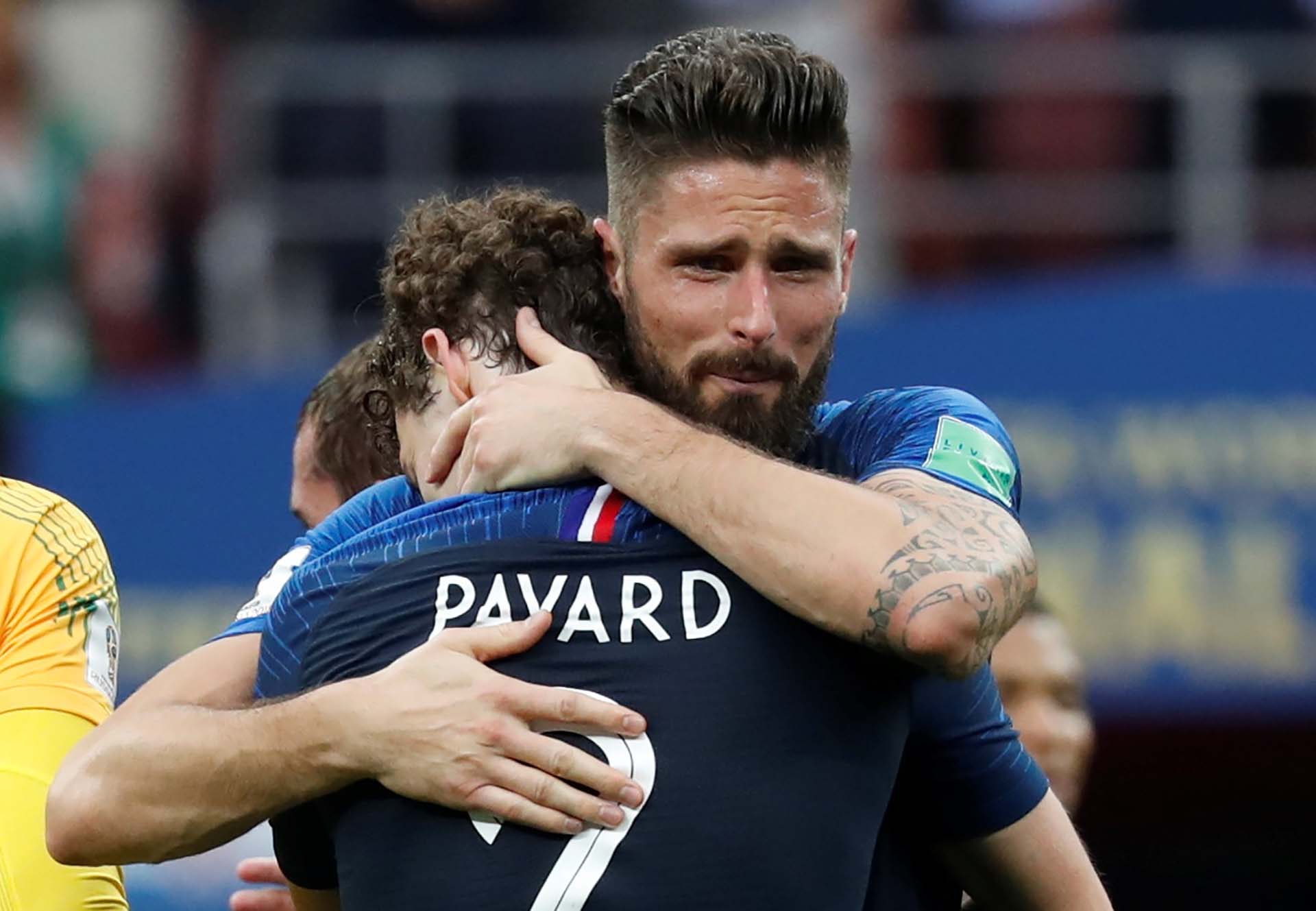 El llanto de Giroud en su abrazo con Pavard