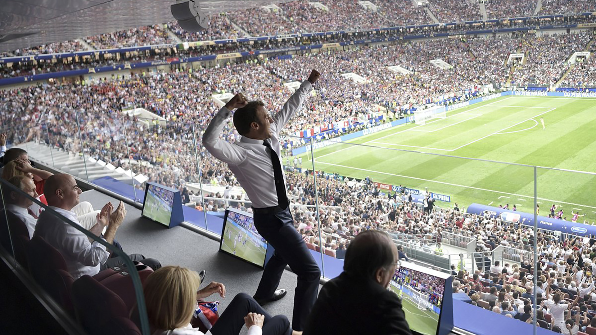 El festejo del presidente francés Emmanuel Macron en el primer gol del partido (Reuters)