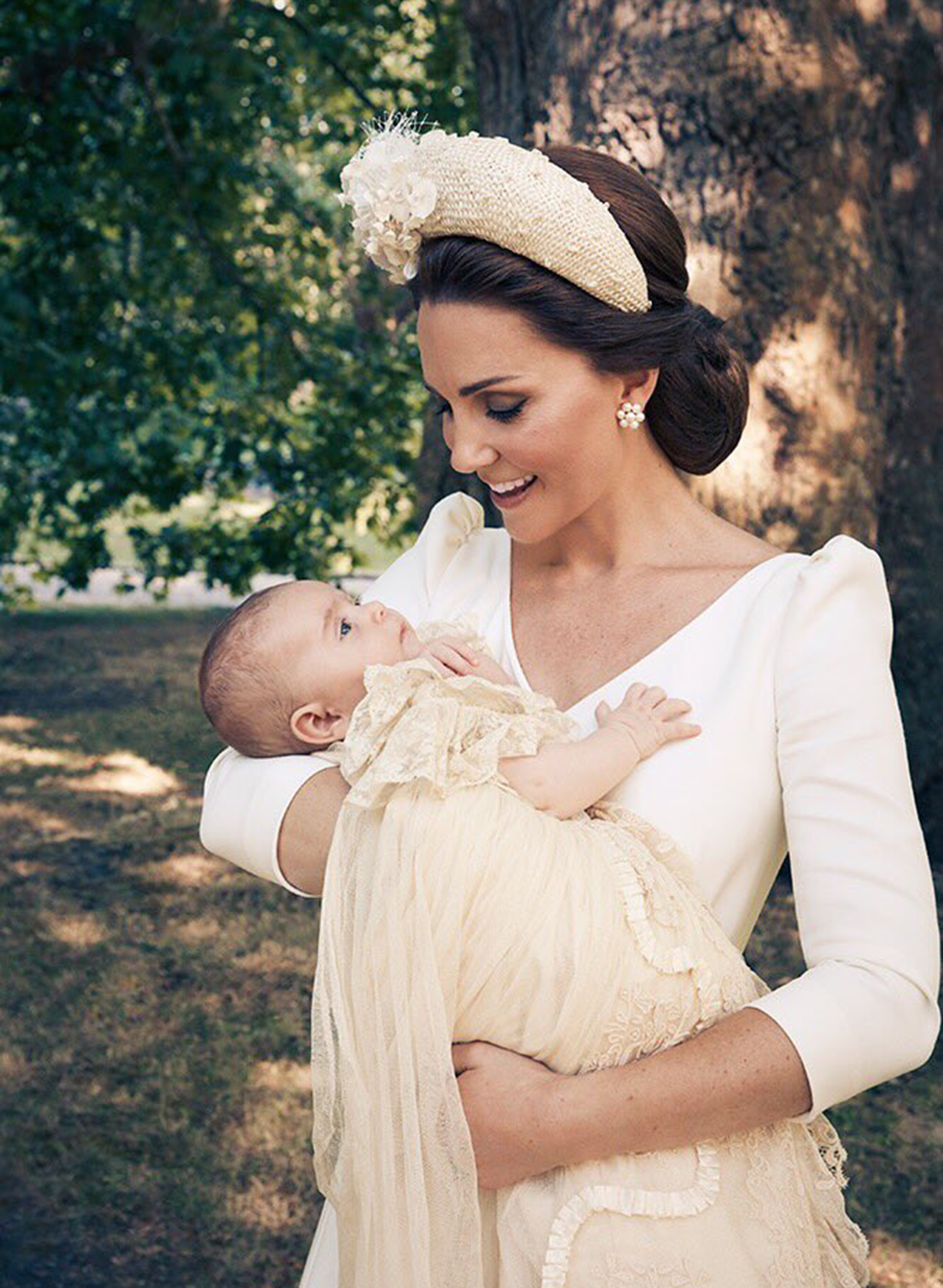 Kate Middleton sostiene en brazos al príncipe Louis, de dos meses y medio