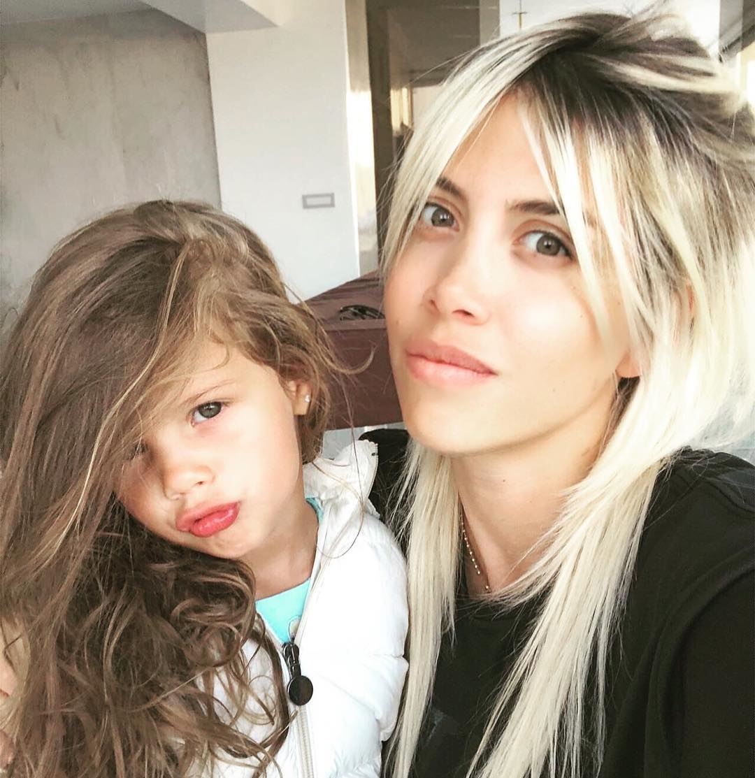Wanda Nara y Kim Kardashian lookean a sus pequeñas hijas.