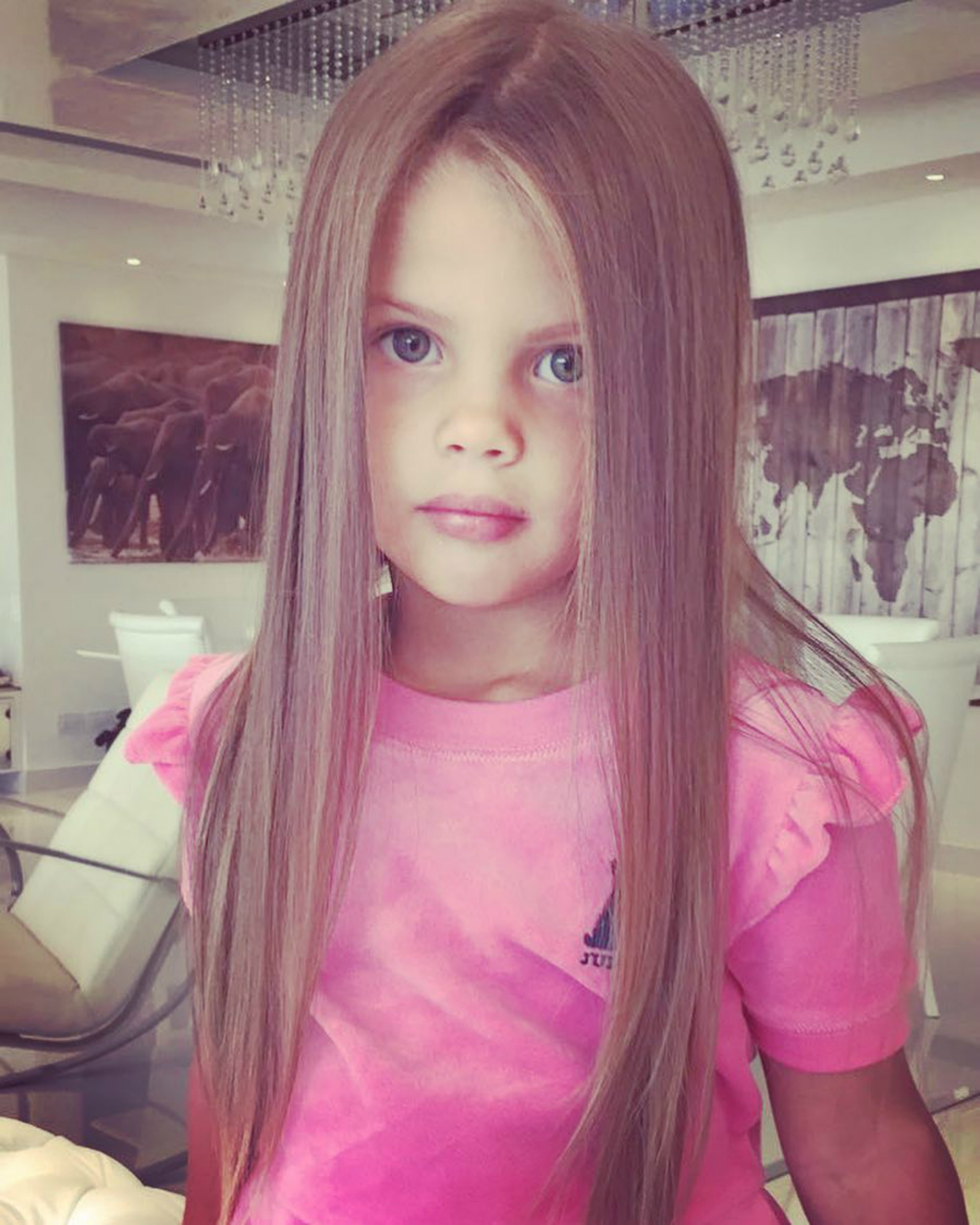 Francesca suele tener el pelo ondeado y con algunos rulos.