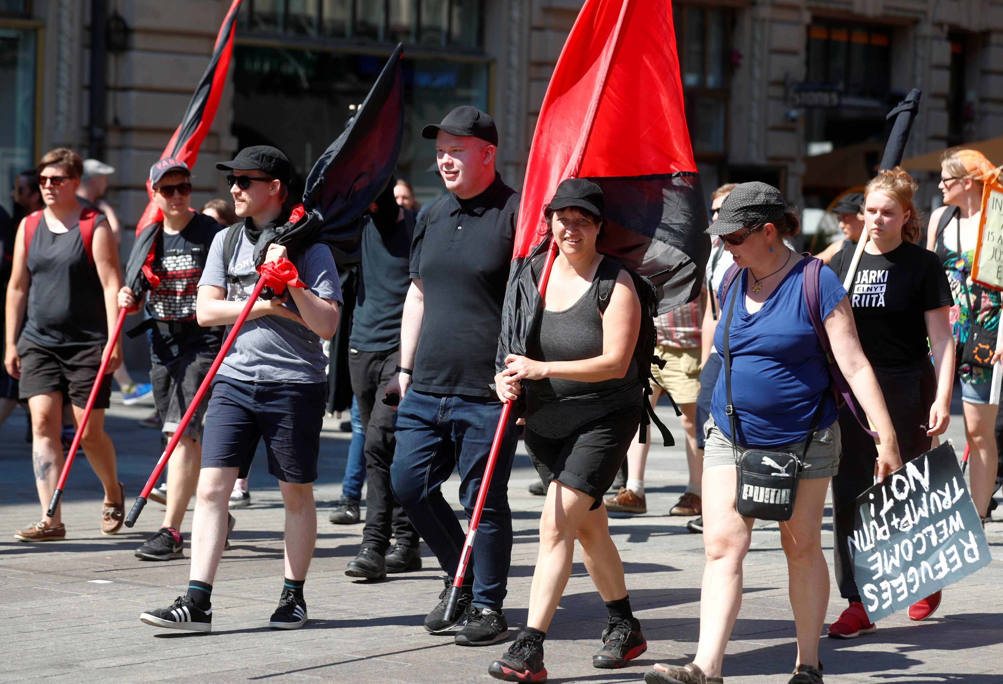 Una pequeña manifestación contra Trump fue organizada este lunes, de menor tamaño que la del domingo