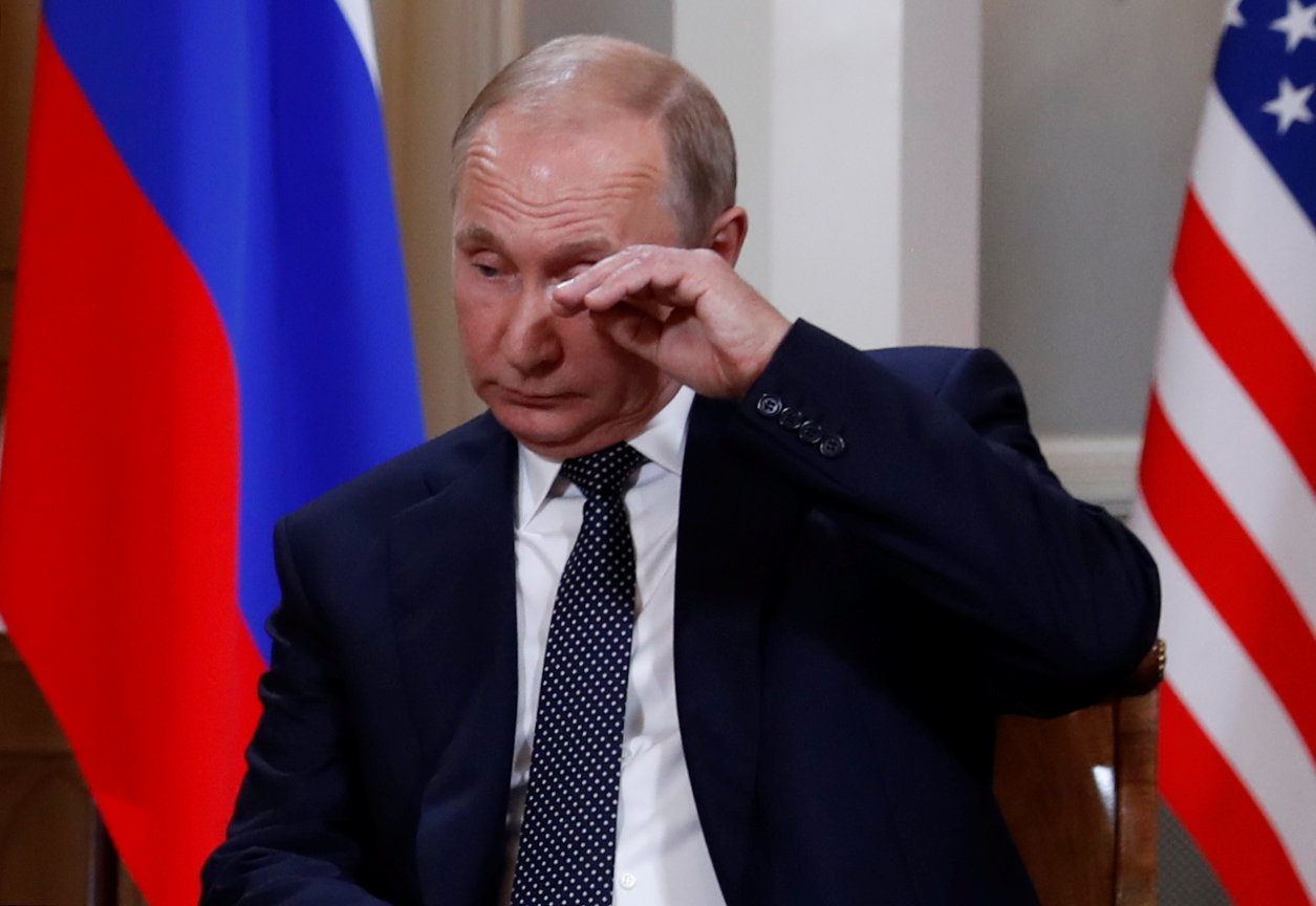 Por momentos, Putin pareció cansado, un día después de la final del Mundial organizado por Rusia. Llegó con media hora de demora