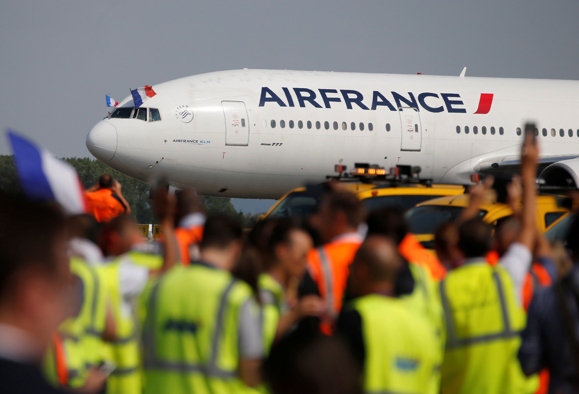 La selección francesa aterrizó temprano este lunes en París