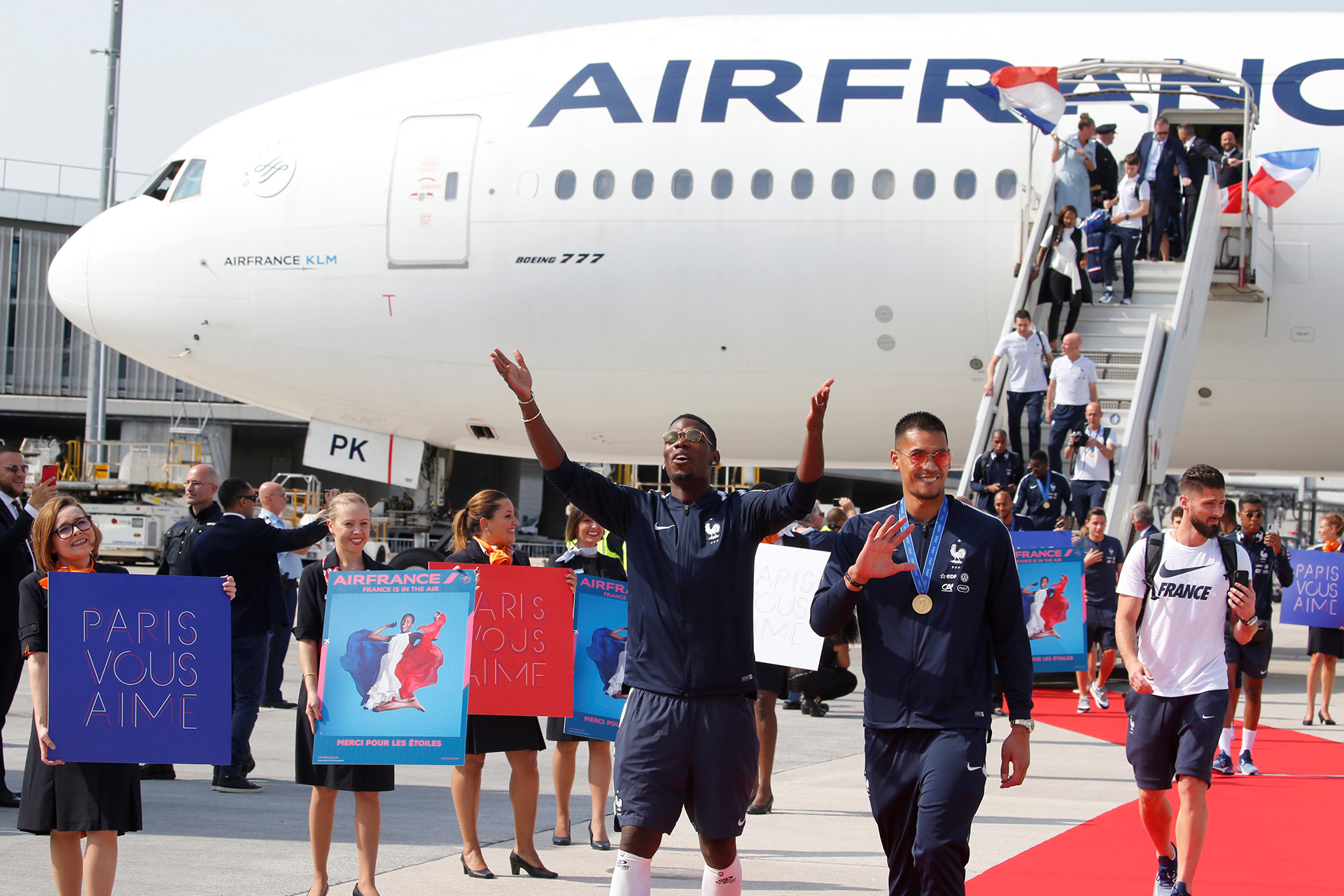 Las azafatas de la aerolínea les realizaron un pasillo a los futbolistas que caminaron por una alfombra roja