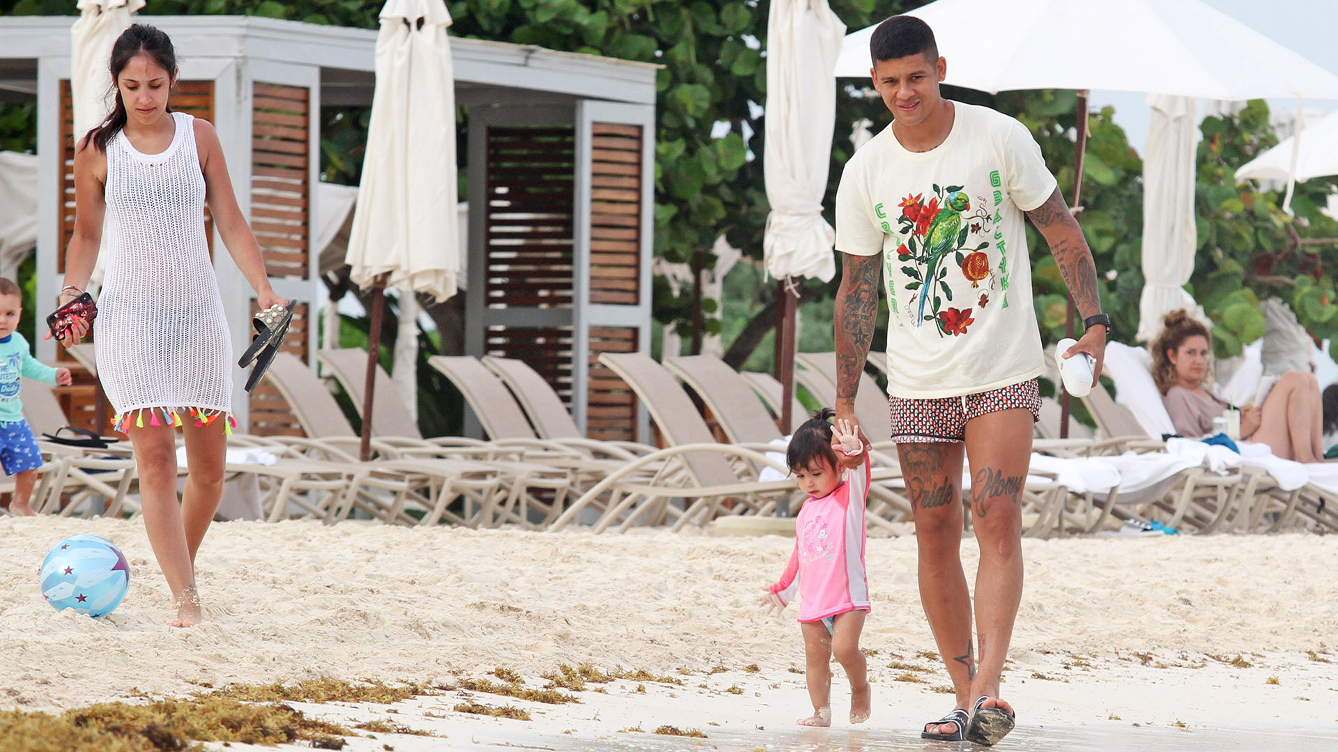Eugenia, Marcos y Morena, caminando por las playas de Tulum (Photo©2017: Splash News/ Grosby Group)