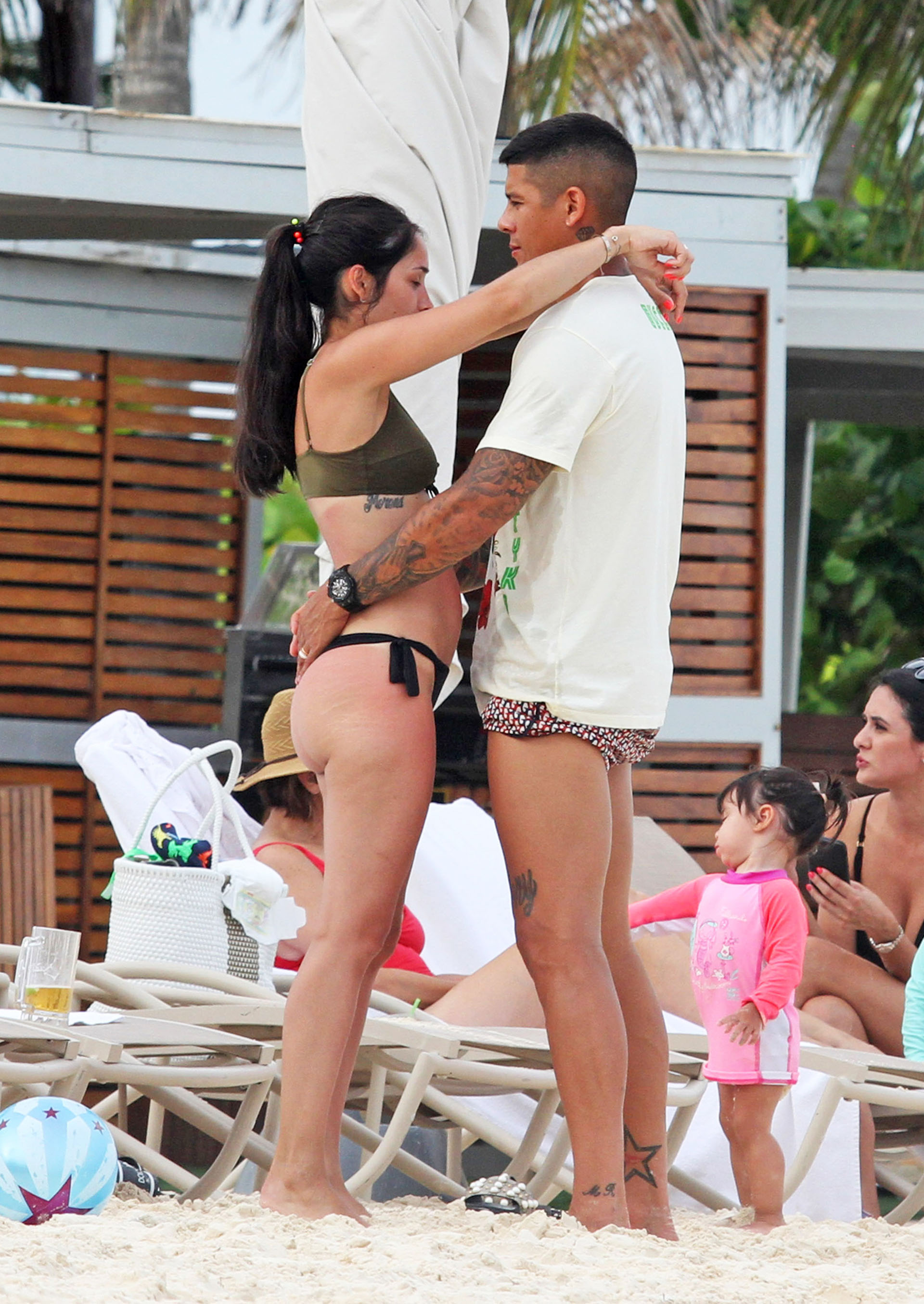 En la playa, la pareja se mostró muy mimosa (Photo©2017: Splash News/ Grosby Group)