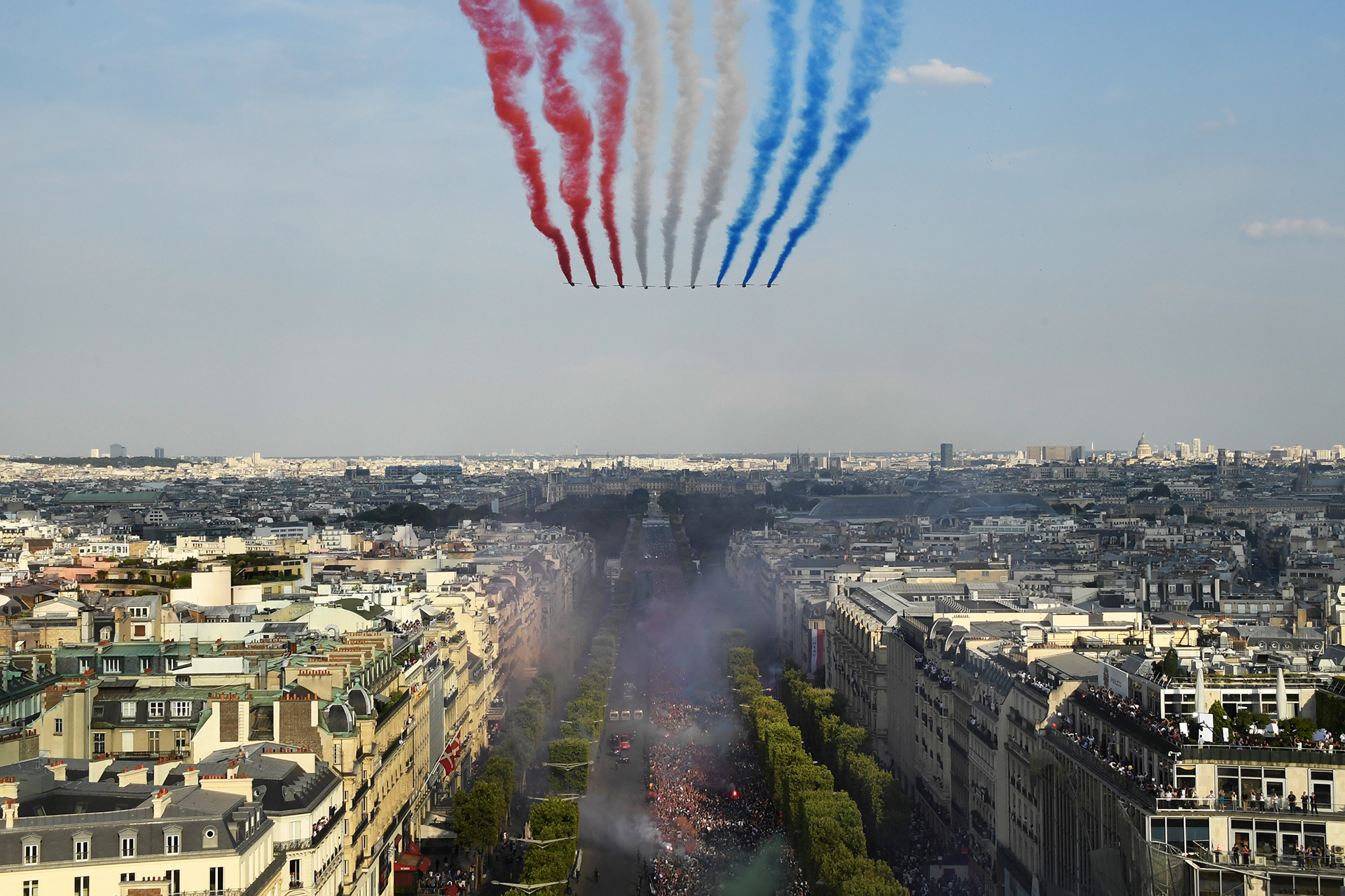 The Patrouille, los jets realizaron una performance para pintar el cielo de París