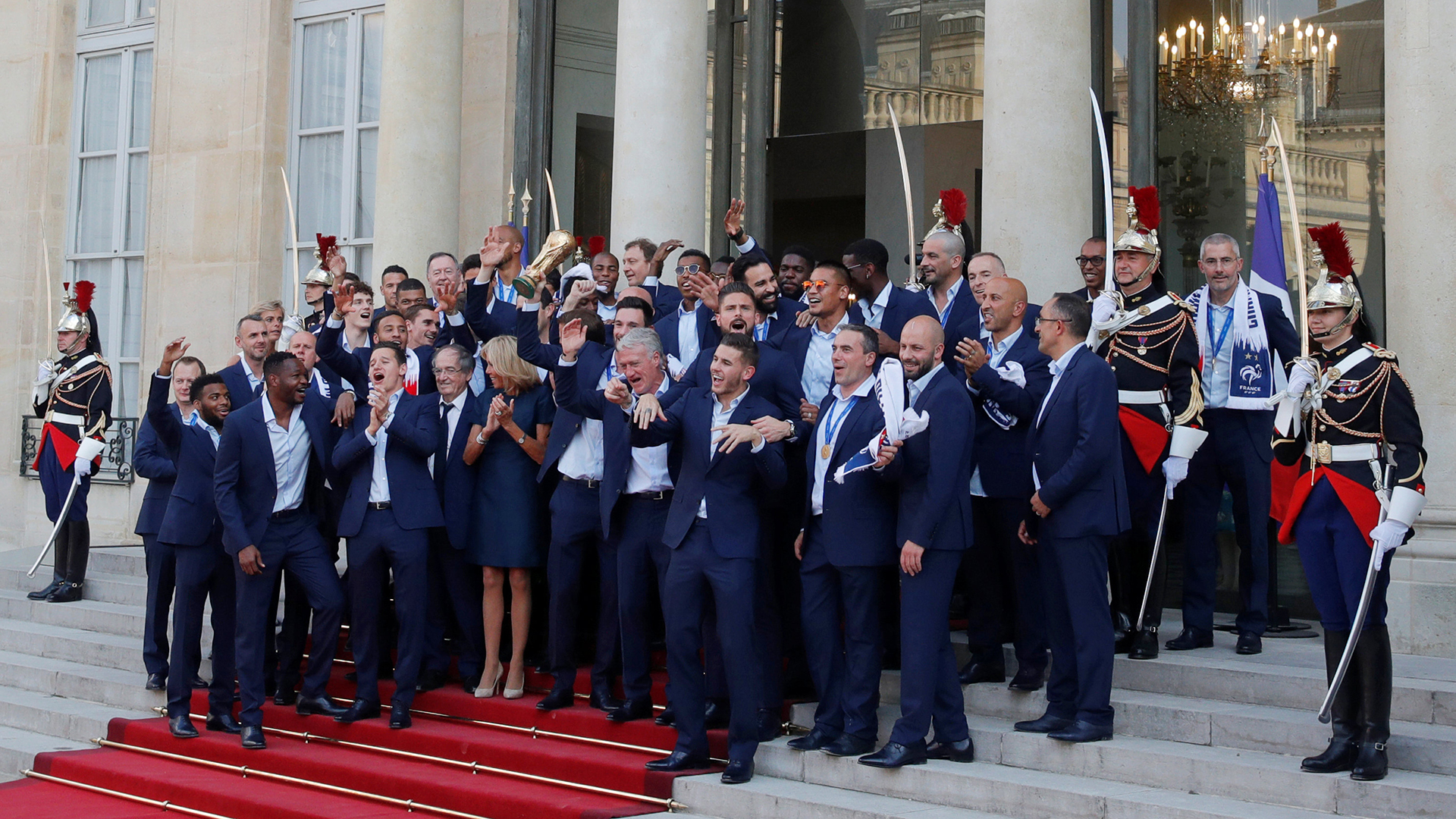 Emmanuel Macron y su esposa, Brigitte Macron, junto al plantel y cuerpo técnico campeón