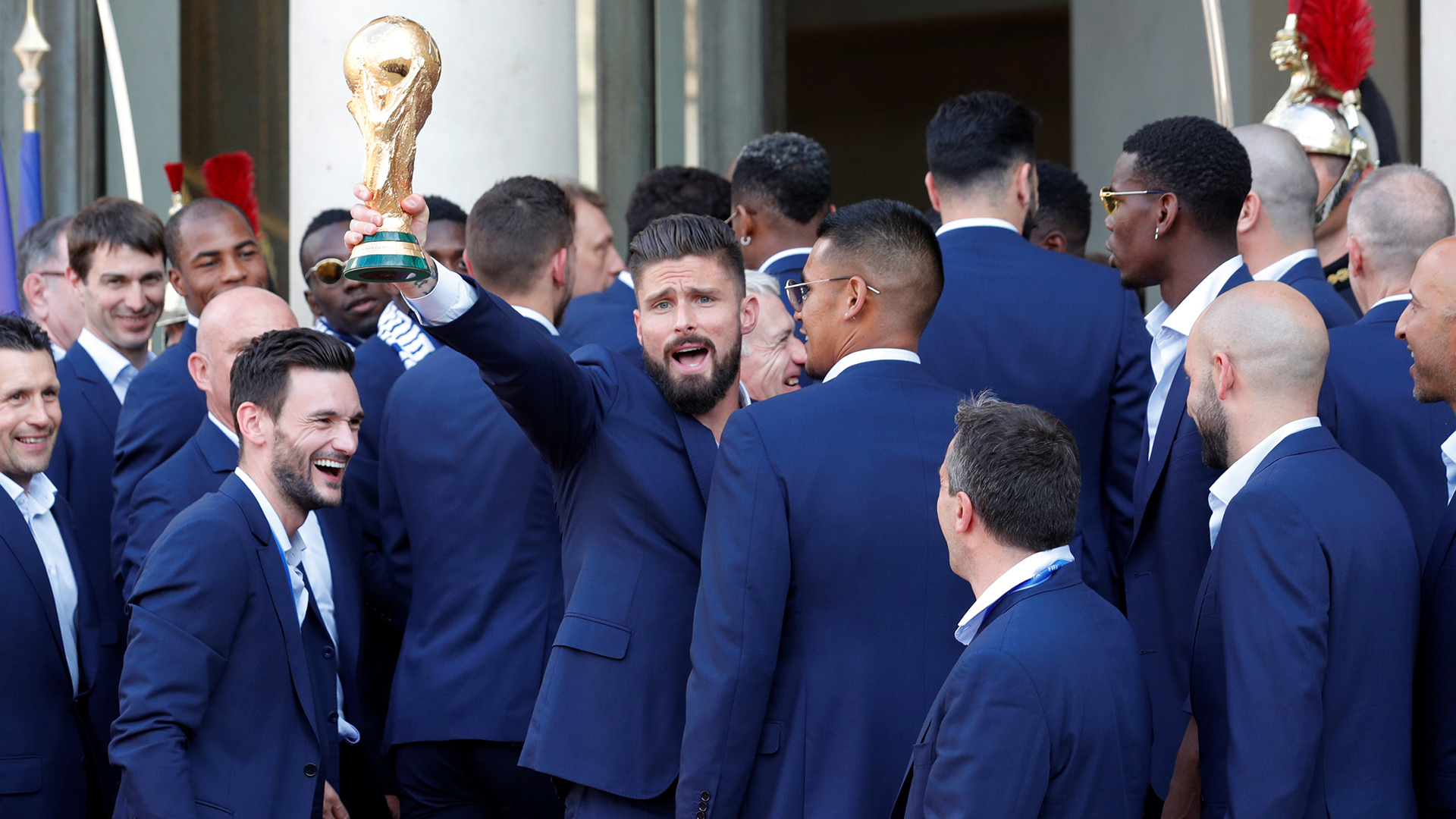 Olivier Giroud, que no marcó goles en el Mundial, feliz con el trofeo