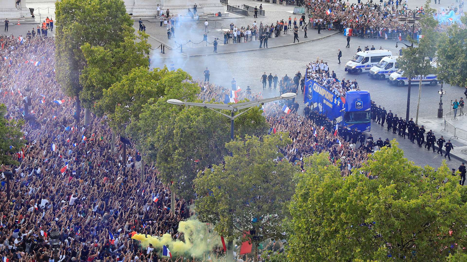 El bus desfiló por Champs Elysees ante miles de fans