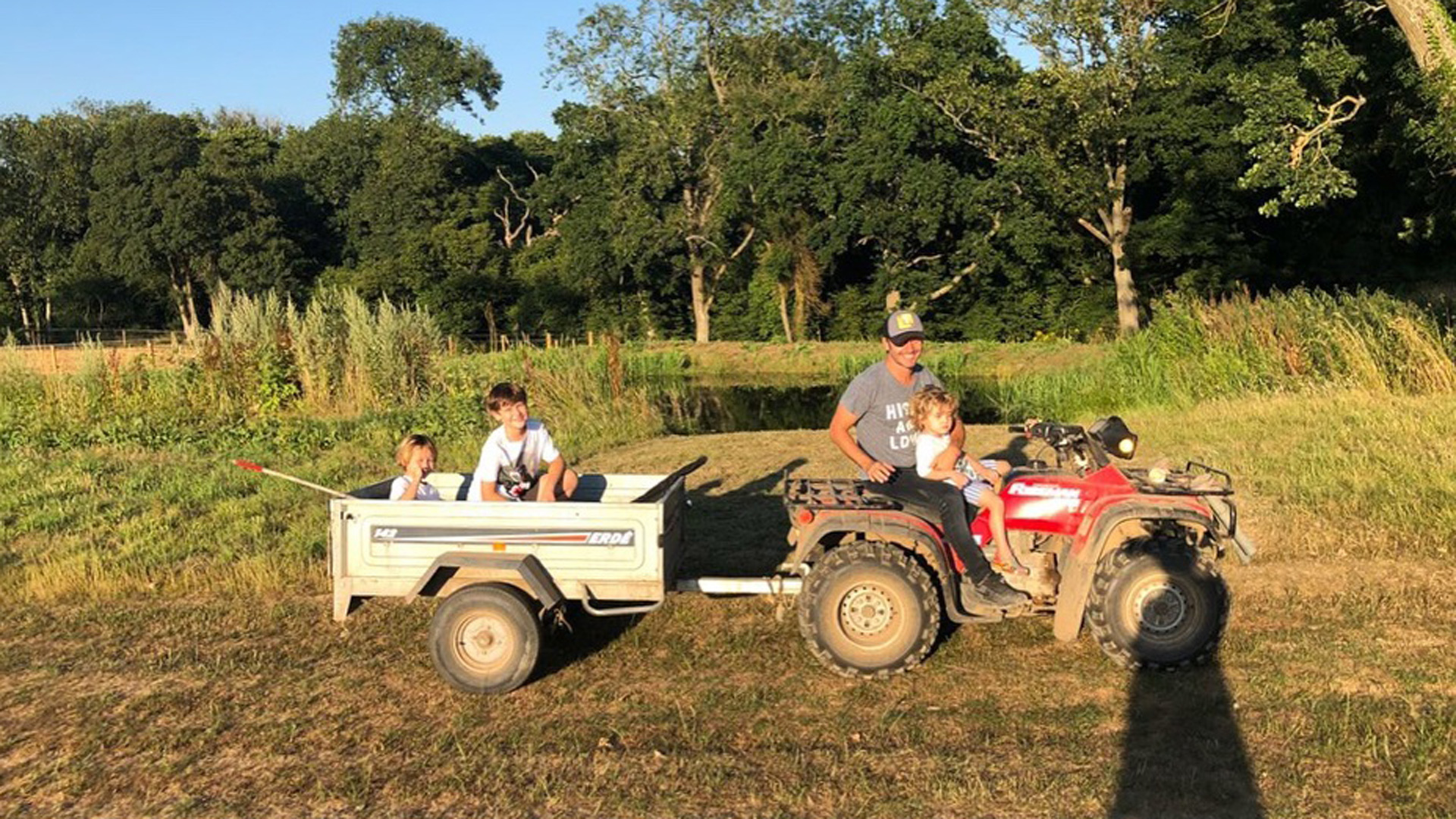Benjamín Vicuña y sus hijos disfrutaron de un soleado día de campo. (Fuente: Instagram)