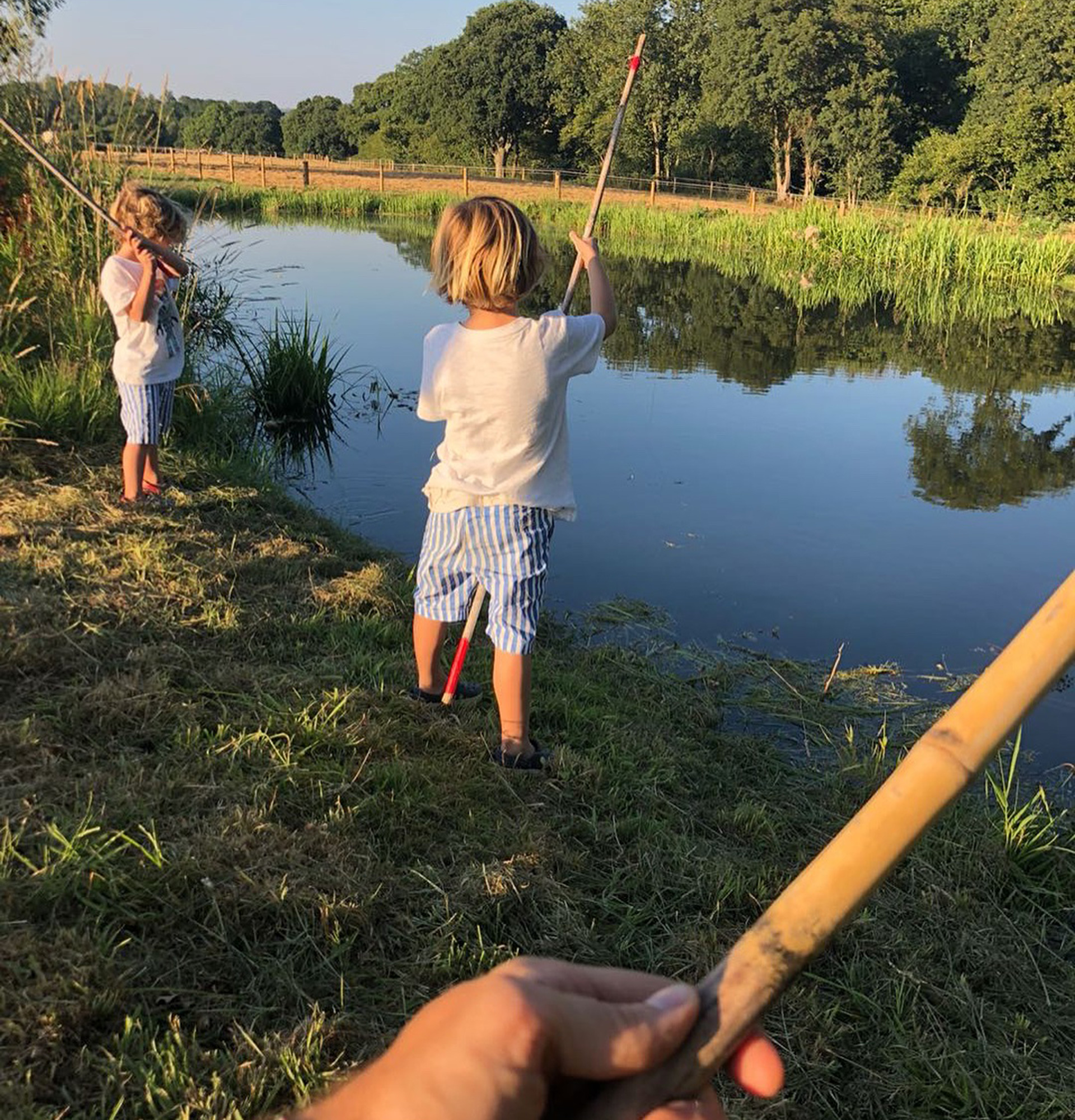 Los Vicuña probando con la pesca a la orilla de una pequeña laguna. (Fuente: Instagram)