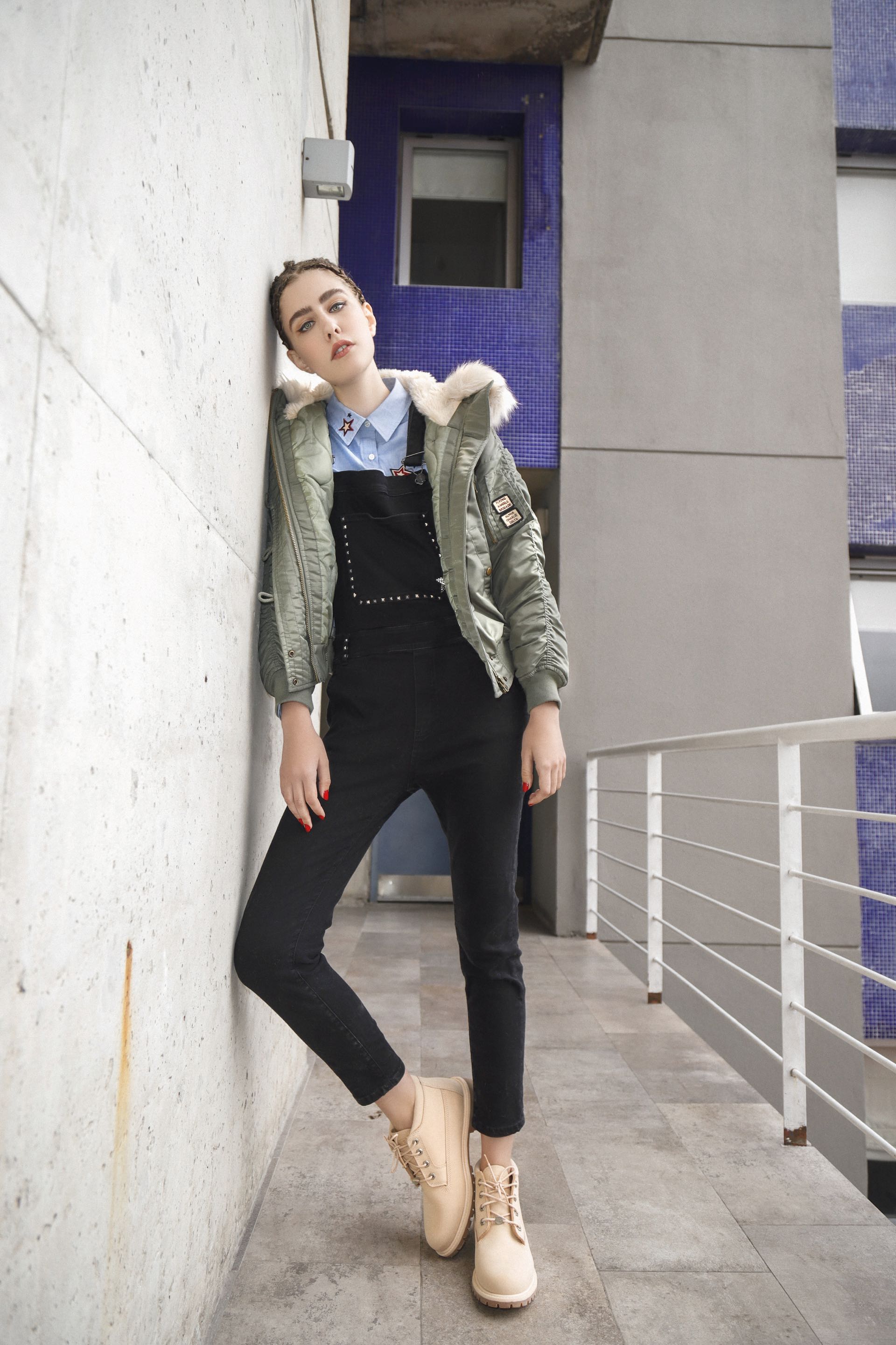 Campera bomber con capucha forrada en piel sintética ($ 5.490, Wanama), camisa con bordados de estrellas ($ 1.399, Yagmour), jardinero chupín con tachas ($ 3.400, Kosiuko) y borceguíes de gamuza ($ 4.490, Timberland). (Foto: Conejo Collins/ Para Ti)