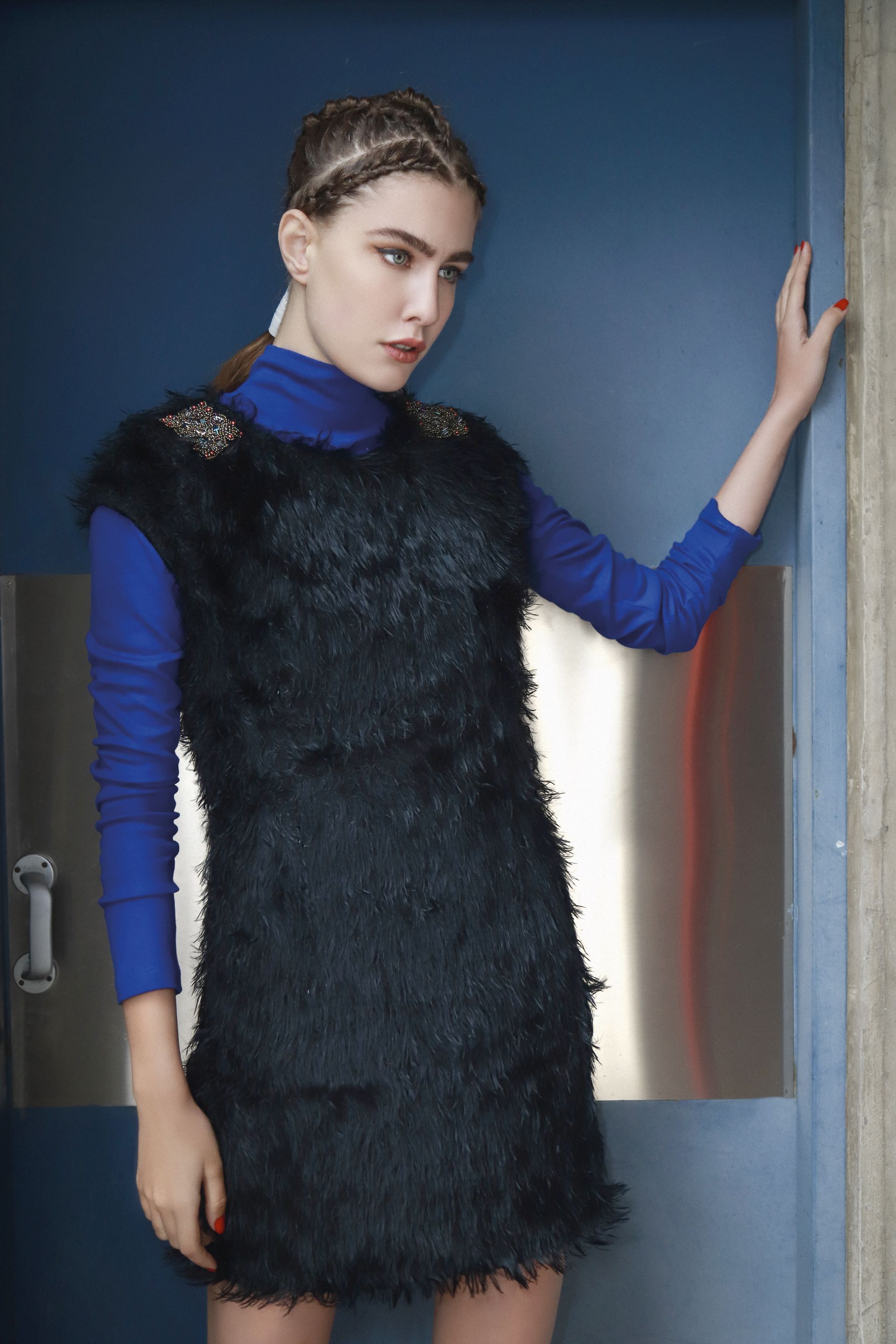 Vestido corto de pelo largo sintético con apliques en los hombros ($ 3.390, Custo Barcelona) y polera de algodón ($ 978, Ayres). (Foto: Conejo Collins/ Para Ti)