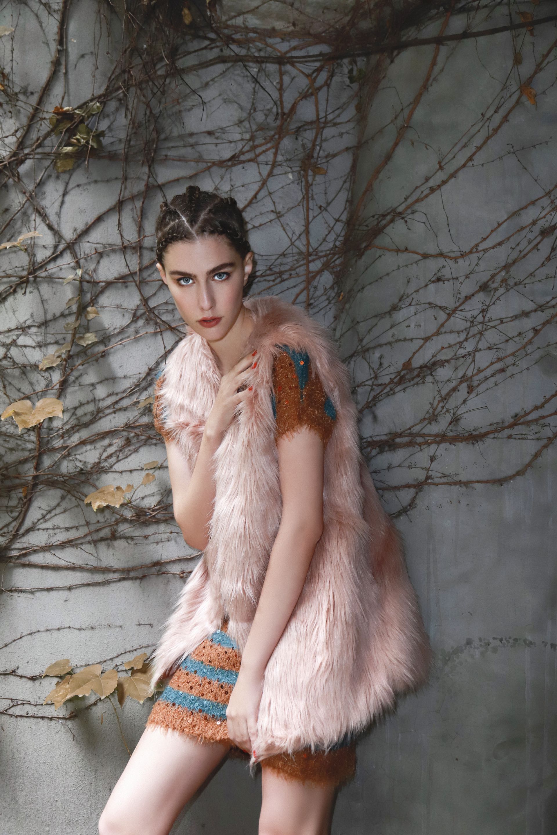 Chaleco de pelo largo sintético ($ 750, XL Extra Large) y vestido a rayas con lentejuelas ($ 2.980, Custo Barcelona). (Foto: Conejo Collins/ Para Ti)