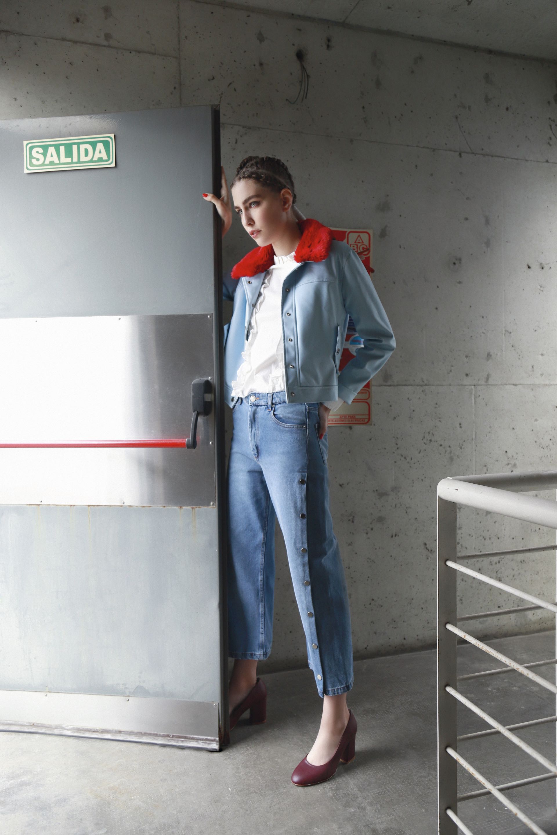 Chaqueta de cuero ecológico con cuello de piel sintética a contratono ($ 6.800, Kosiuko), camisa de gasa con volados ($ 899, Inversa), jean con botones laterales metálicos ($ 2.190, Complot) y stilettos de punta redonda y taco ancho ($ 2.500, Viamo). (Foto: Conejo Collins/ Para Ti)