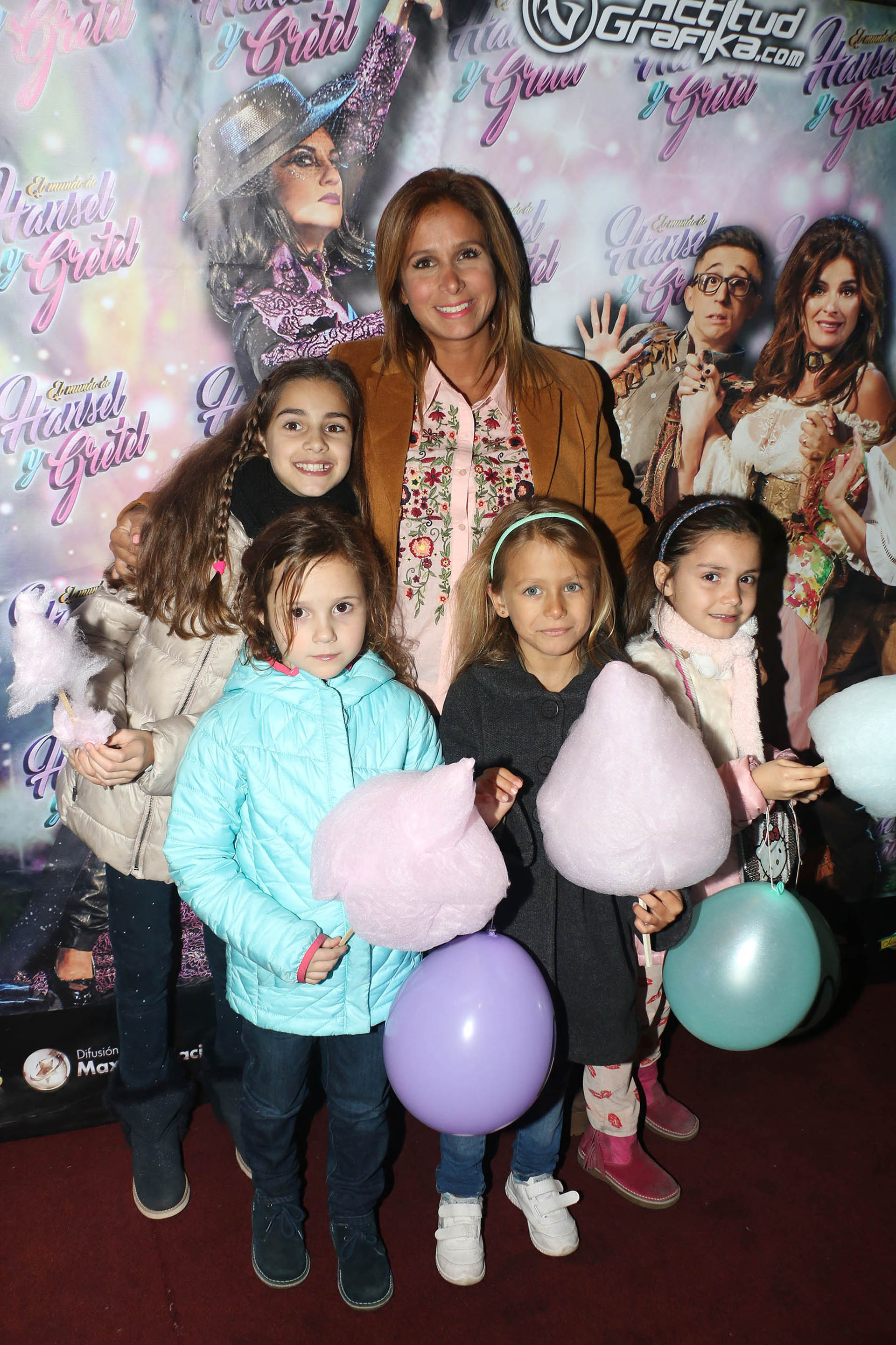 Fernanda Vives con su hija y varias niñas