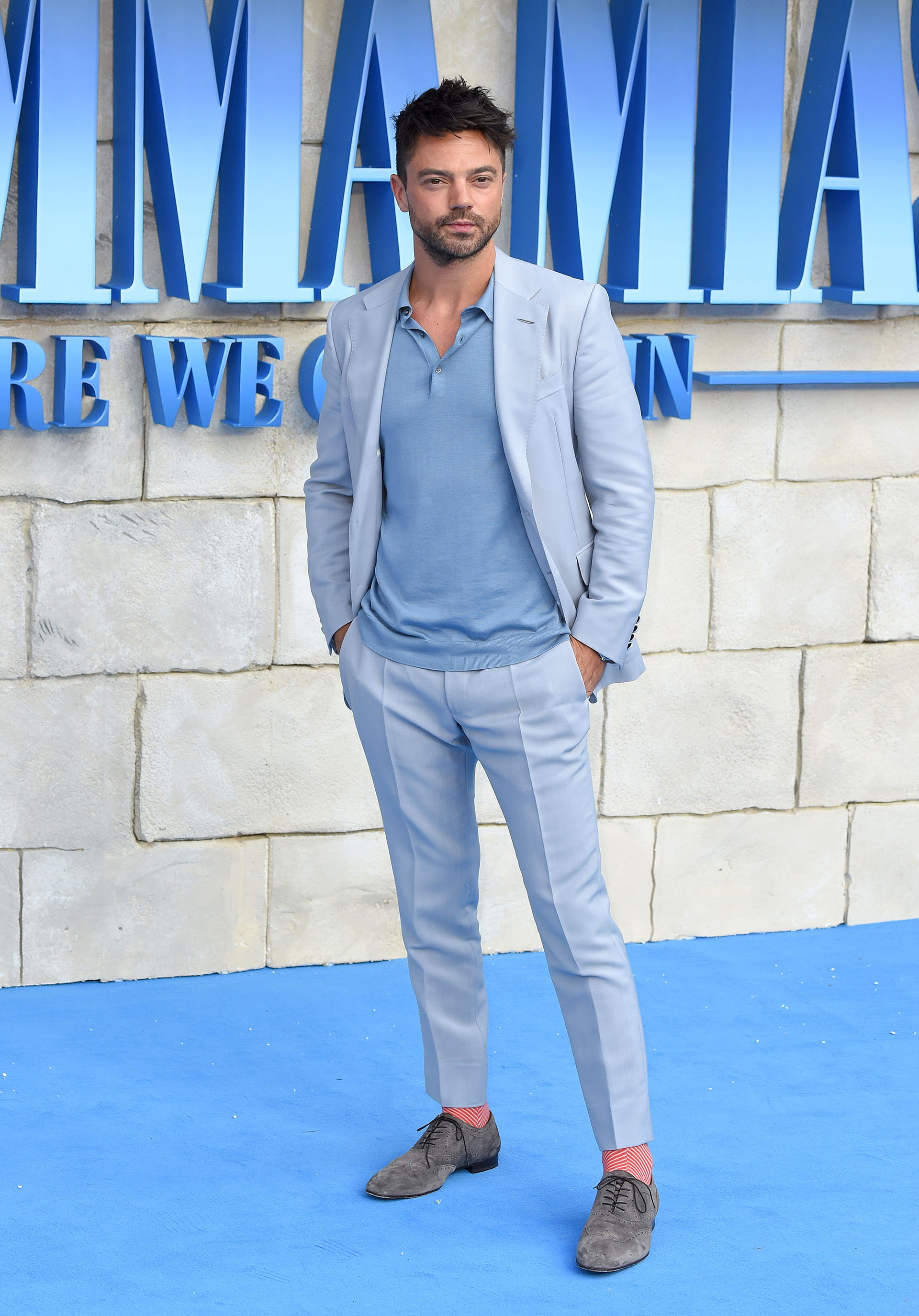 Dominic Cooper con un look informal celeste