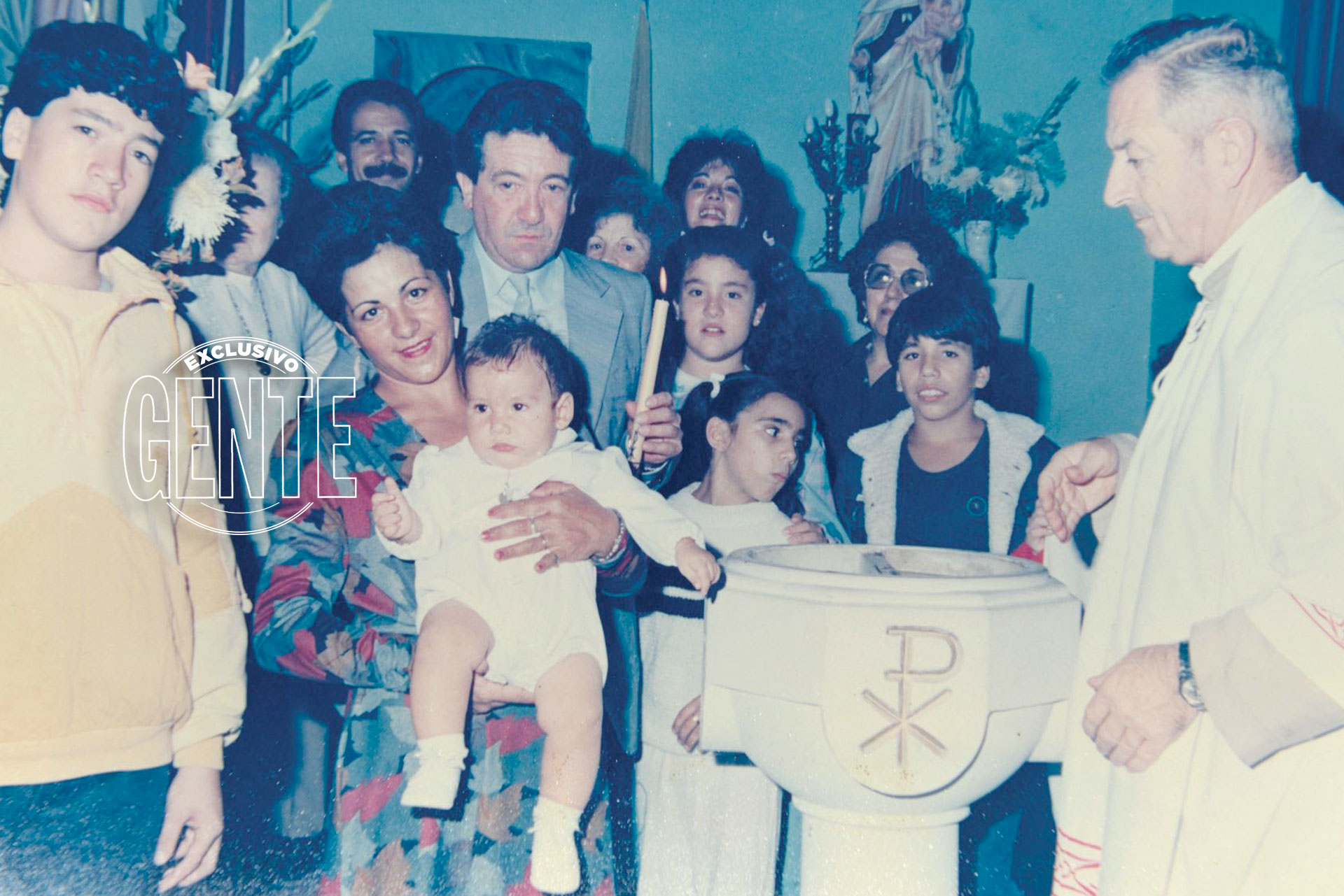En el bautismo de su primo. A pocos metros de él, su papá Gabriel (a quien le compuso el tema Homero) sostiene el cirio.