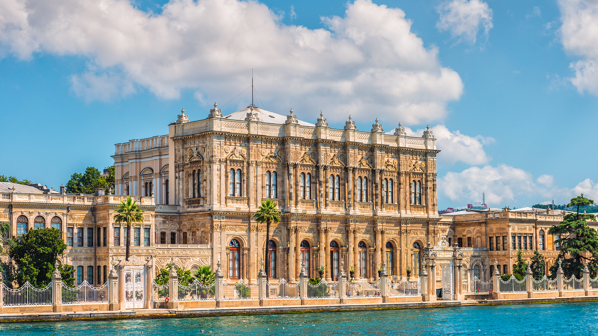 El imponente palacio de Dolmabahce es uno de los puntos a los que asiste el tour (Getty Images)