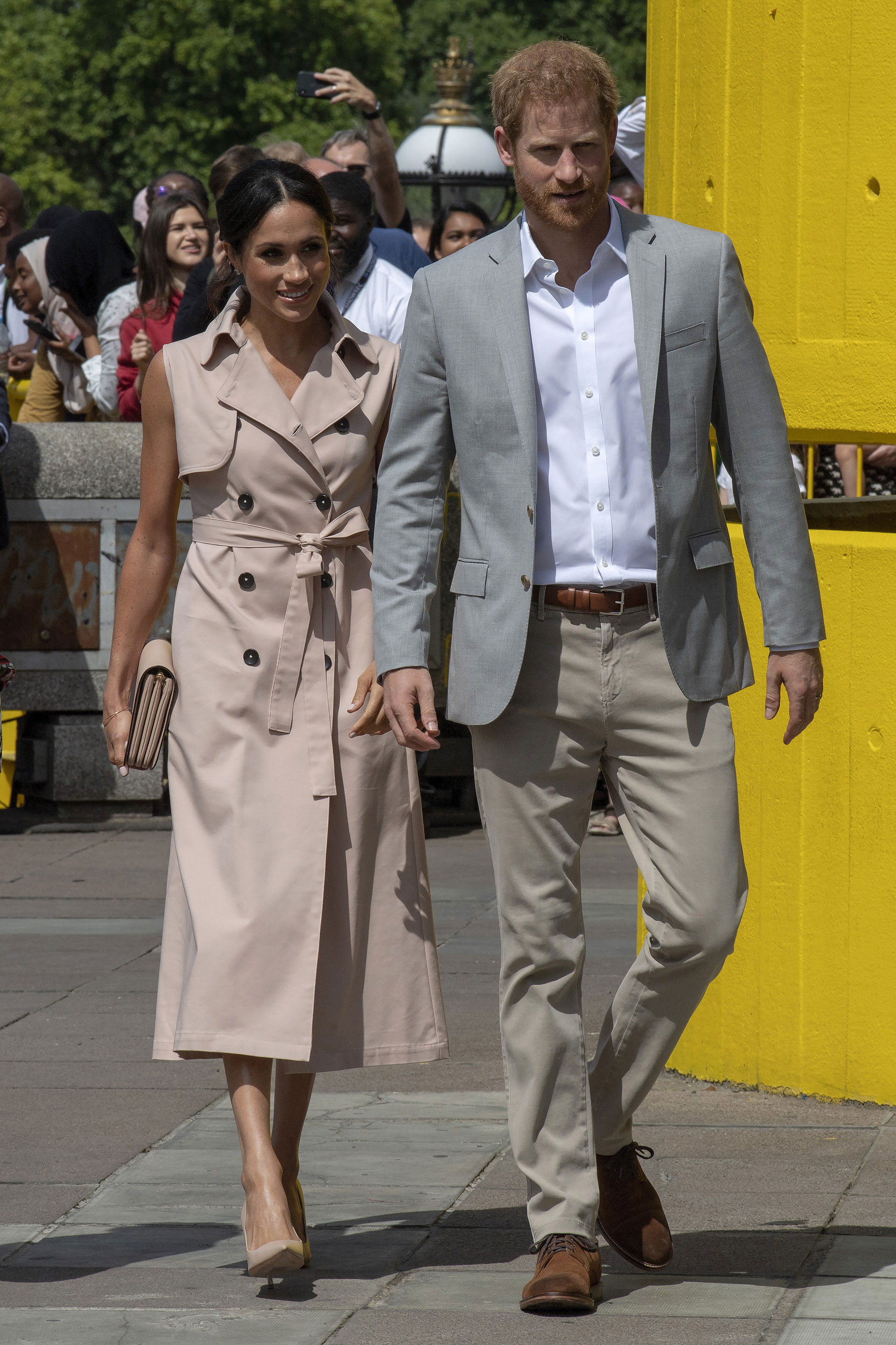 Vestido trench, otro de sus looks que causaron furor